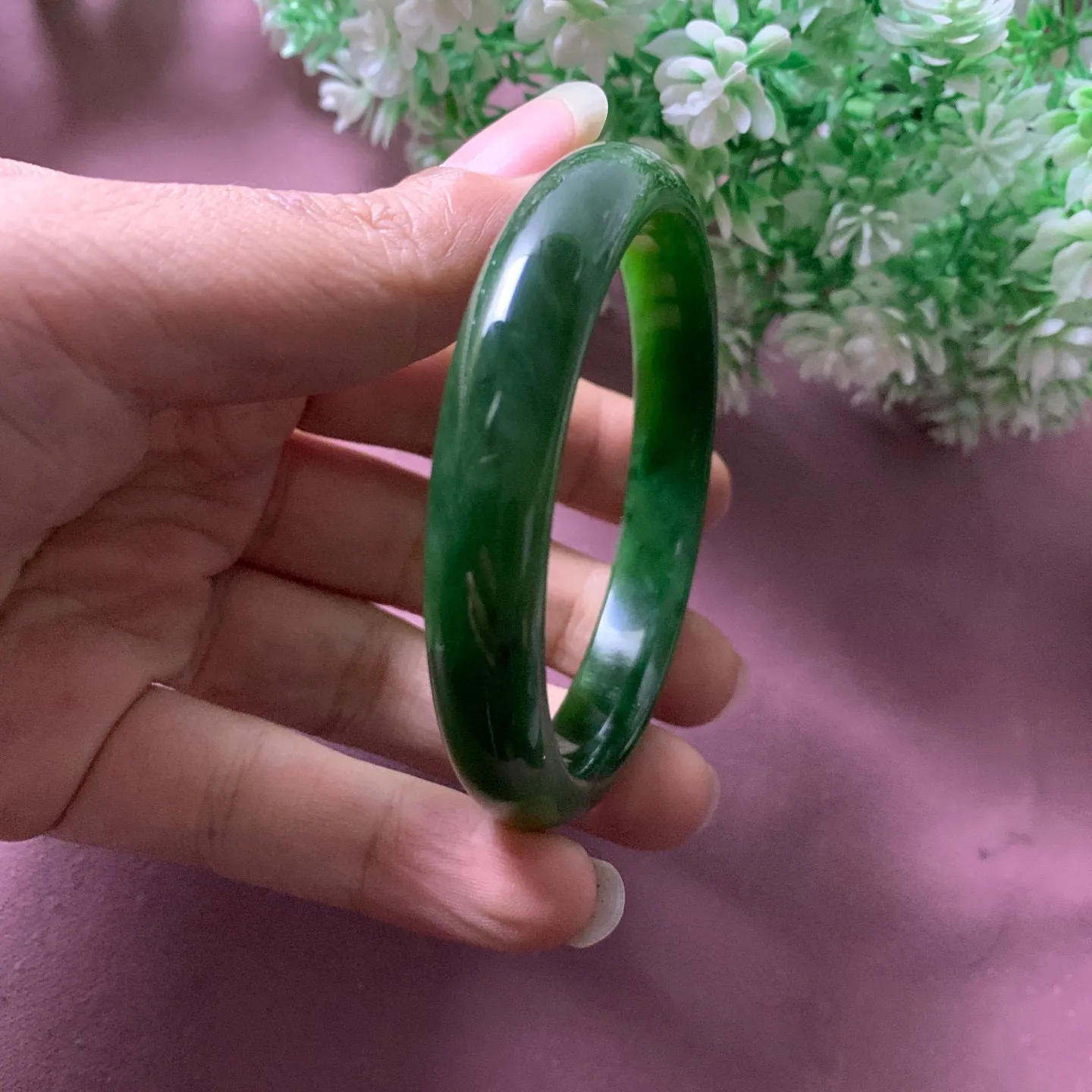 和田玉60圈口碧玉菠菜绿宽条手镯【挽间柔情】，镯型古朴典雅。在诗情画意的雨巷相遇，你是我腕间的一抹风情，有你眸有深情.清风荡漾湖间静水，我愿俯身低眉，在烟波涟漪处寻