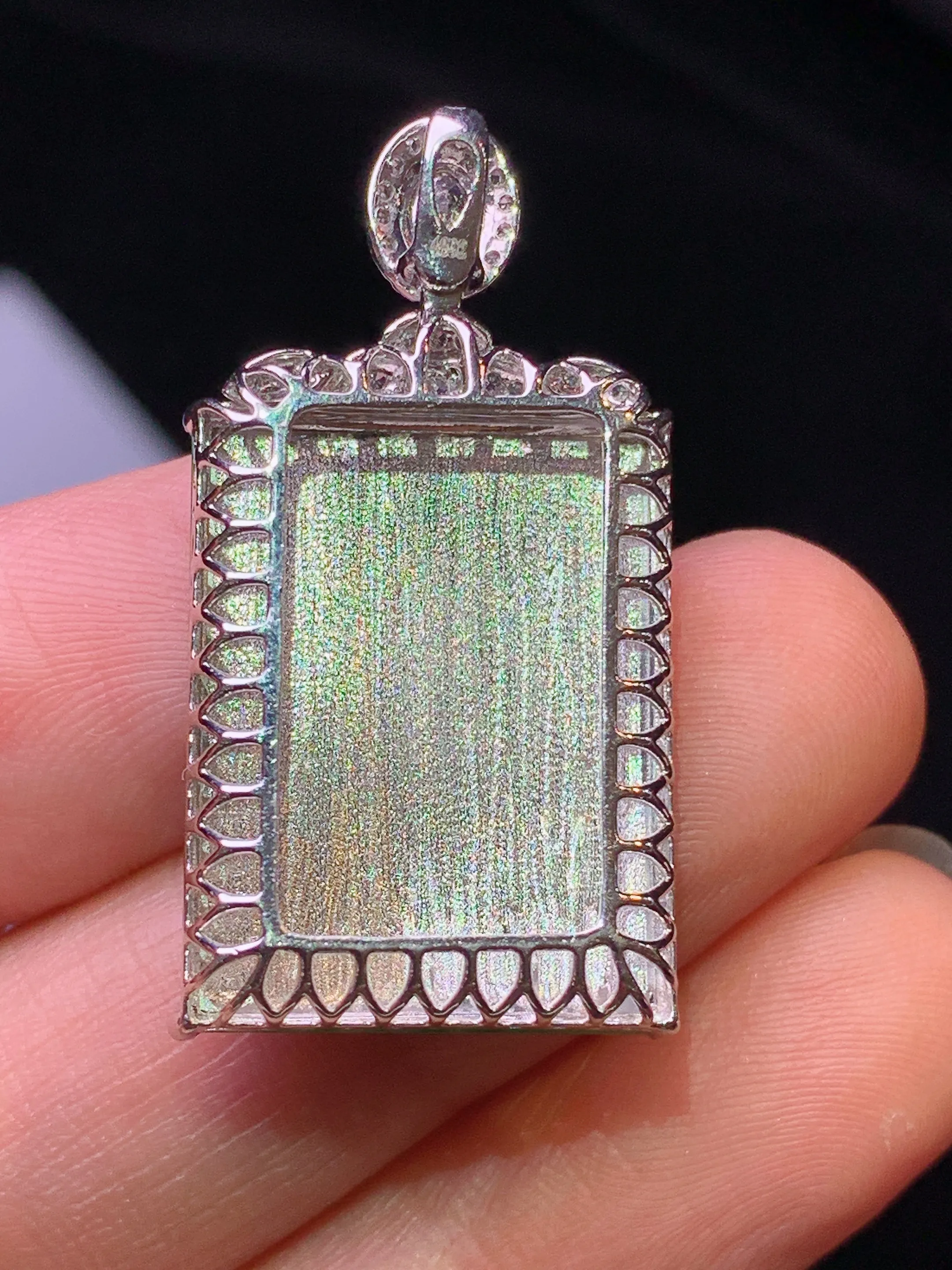 18k金钻镶嵌翠绿无事牌吊坠 玉质细腻 色泽艳丽清新 整体尺寸32.5*17*6