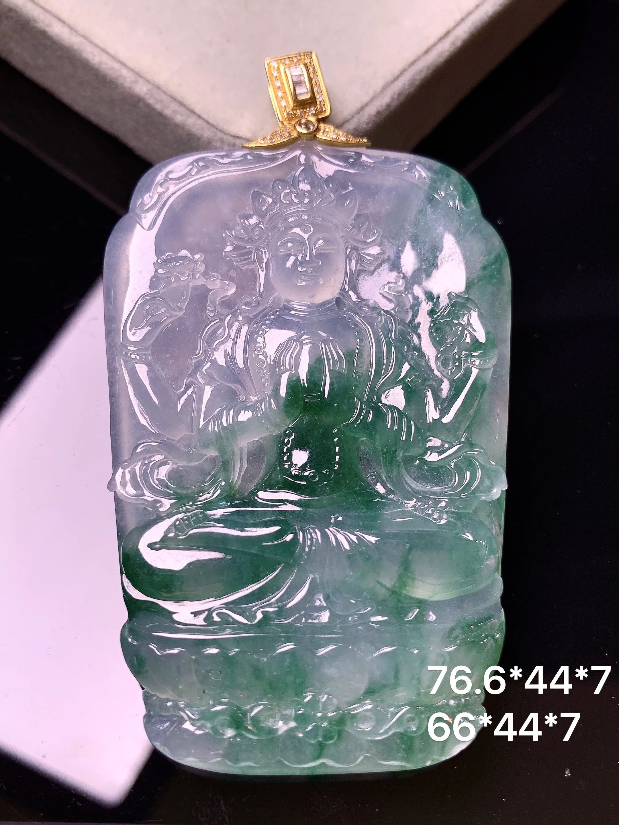 18k金钻镶嵌冰种飘绿度母观音菩萨吊坠 玉质细腻 色泽艳丽清新 整体尺寸76.6*44*7