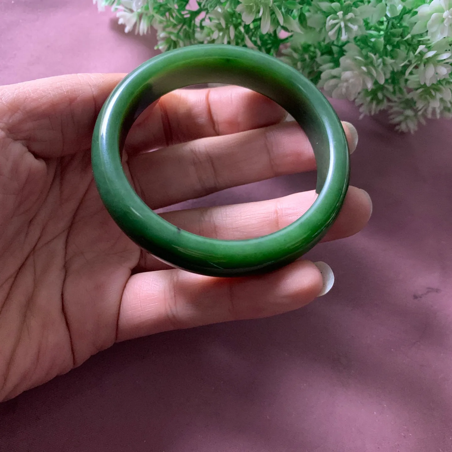 和田玉58.6圈口碧玉菠菜绿宽条手镯【挽间柔情】，镯型古朴典雅。在诗情画意的雨巷相遇，你是我腕间的一抹风情，有你眸有深情.清风荡漾湖间静水，我愿俯身低眉，在烟波涟漪处寻