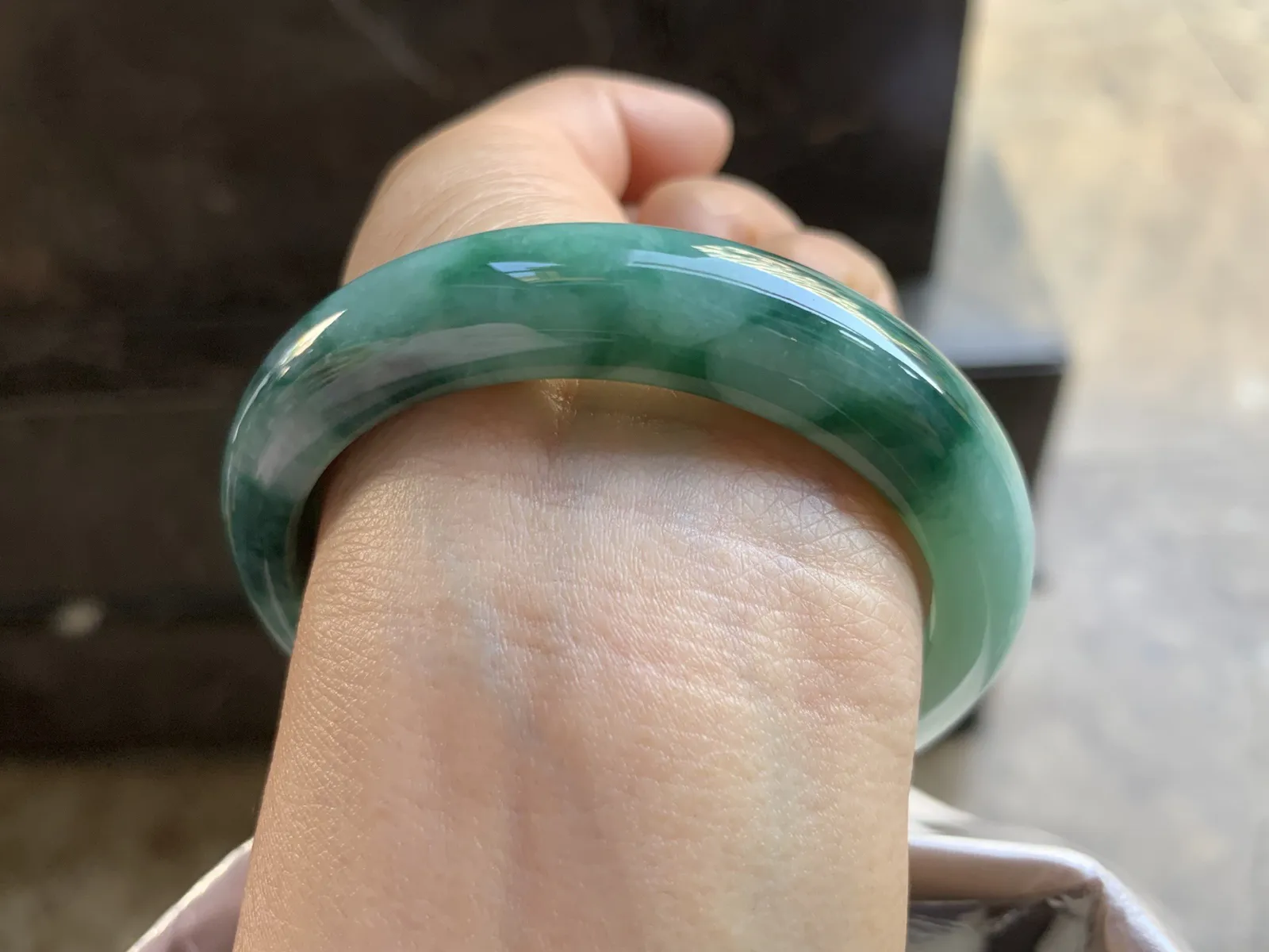 56-12.5-8.2mm
细糯种飘花手镯 底子细腻 花色浓郁