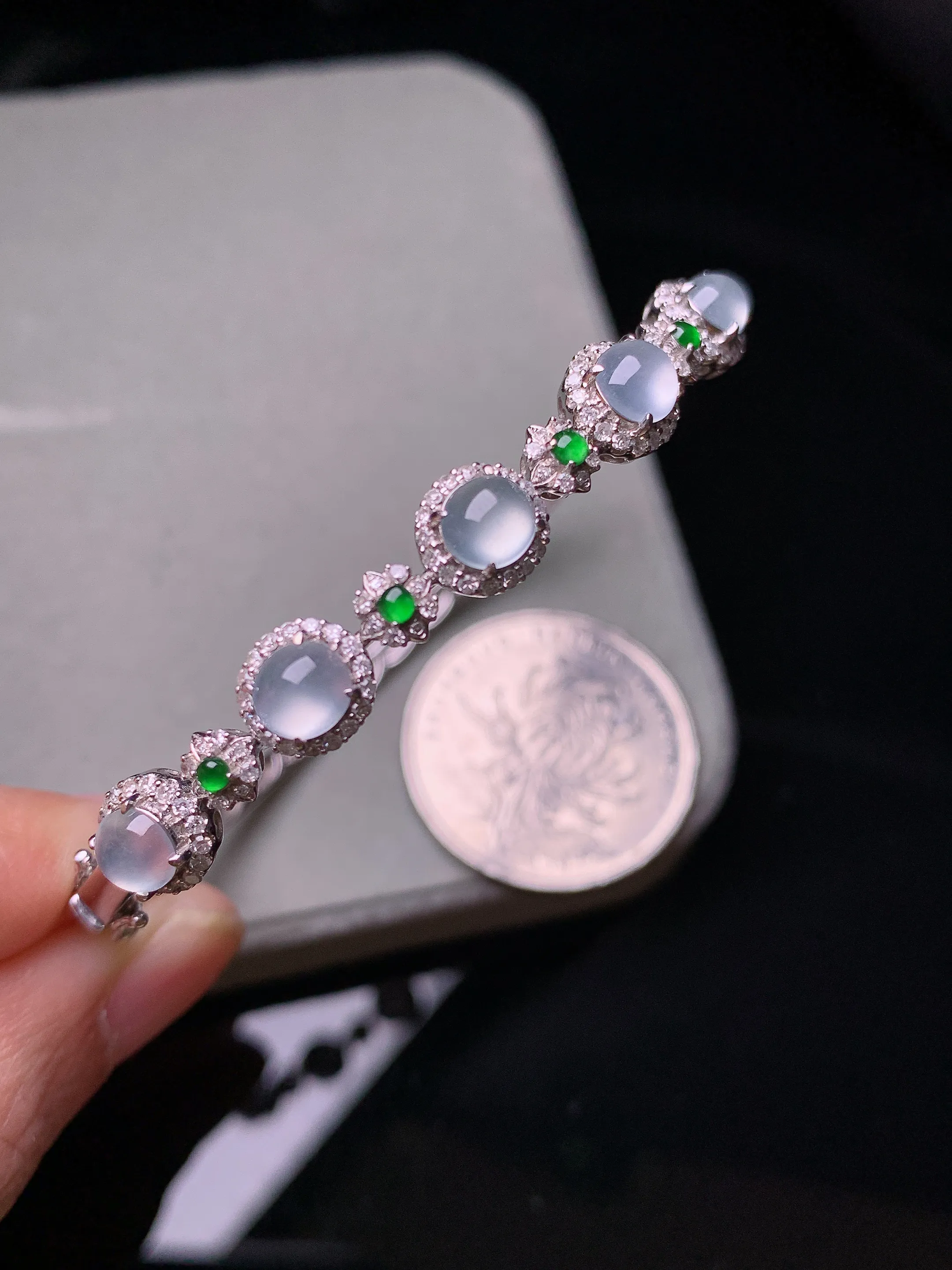 18k金钻镶嵌冰种蛋面手镯 玉质细腻 色泽艳丽清新 圈口55 整体尺寸5*5.3*2.8