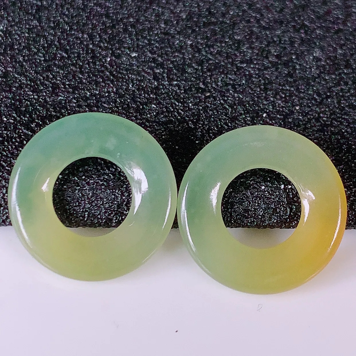 自然光实拍，冰种黄翡翡翠一对平安扣耳坠，翠色灵动，玉质细腻，颜色漂亮，品相佳，佩戴佳品！配图银线 #158.2平安扣尺寸15-2.5mm