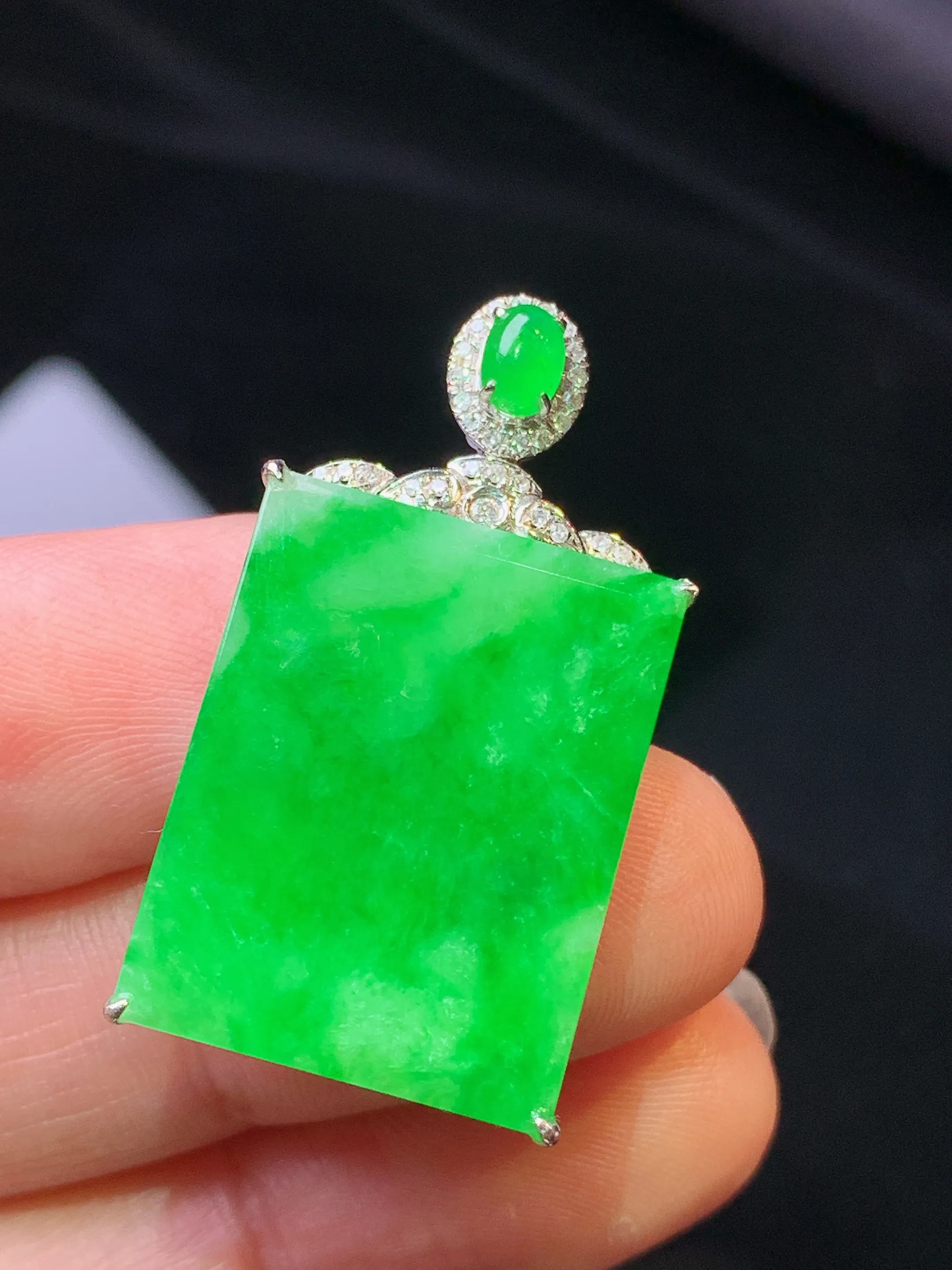 18k金钻镶嵌翠绿无事牌吊坠 玉质细腻 色泽艳丽清新 整体尺寸32.5*17*6