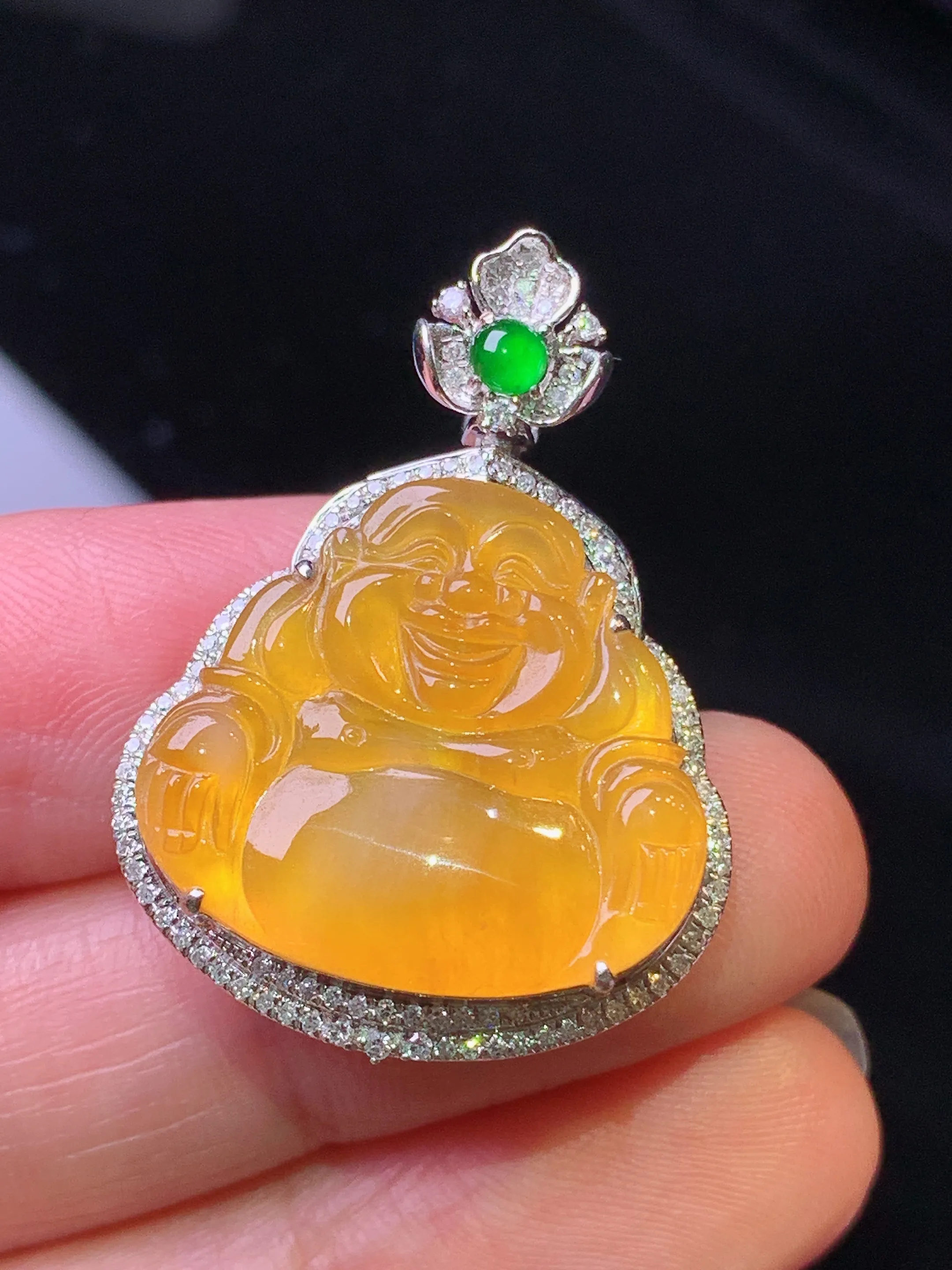 18k金钻镶嵌黄翡佛公吊坠 玉质细腻 色泽艳丽清新 整体尺寸31.6*23.2*8.2