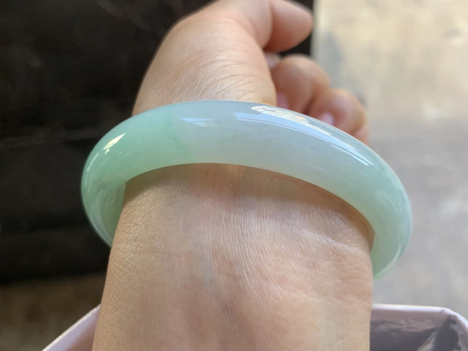 56-12.7-7.5mm
带色贵妃手镯 底子细腻 水润清新 正圈54可带