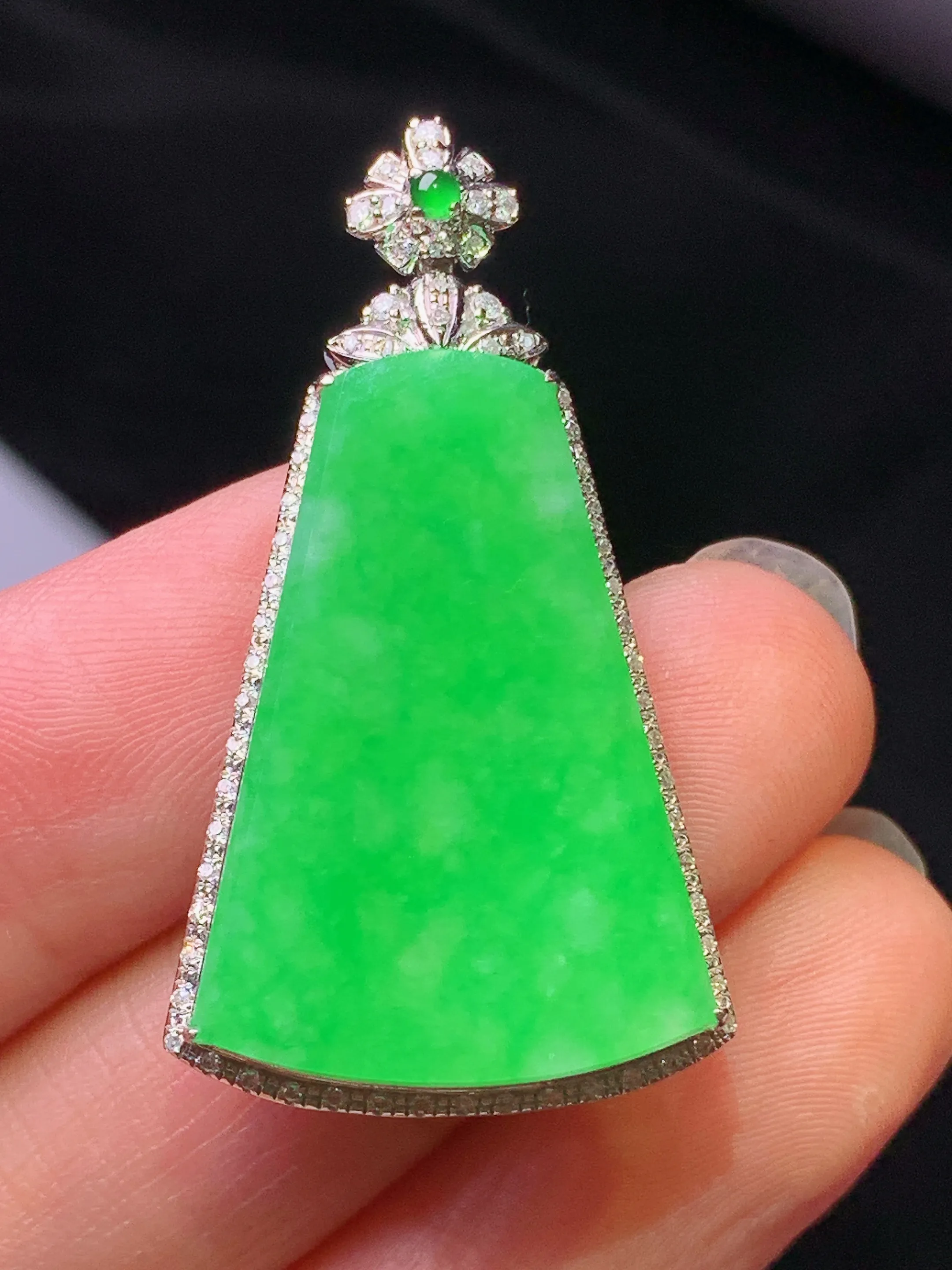 18k金钻镶嵌翠绿无事牌吊坠 玉质细腻 色泽艳丽清新 整体尺寸37.5*20.6*5.7