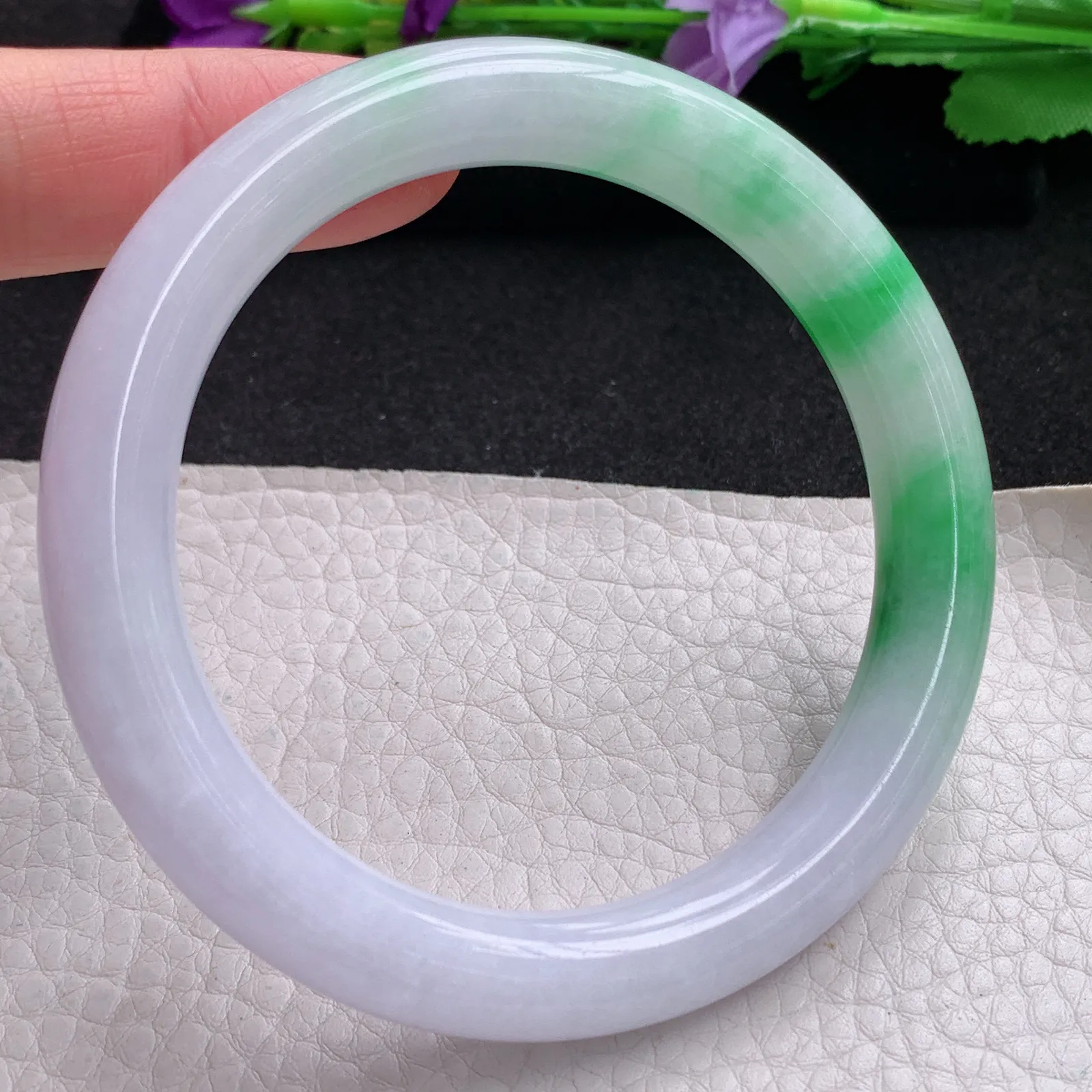 yh实拍59*10*9.5美人镯 天然缅甸翡翠春带彩圆条玉手镯 玉手环