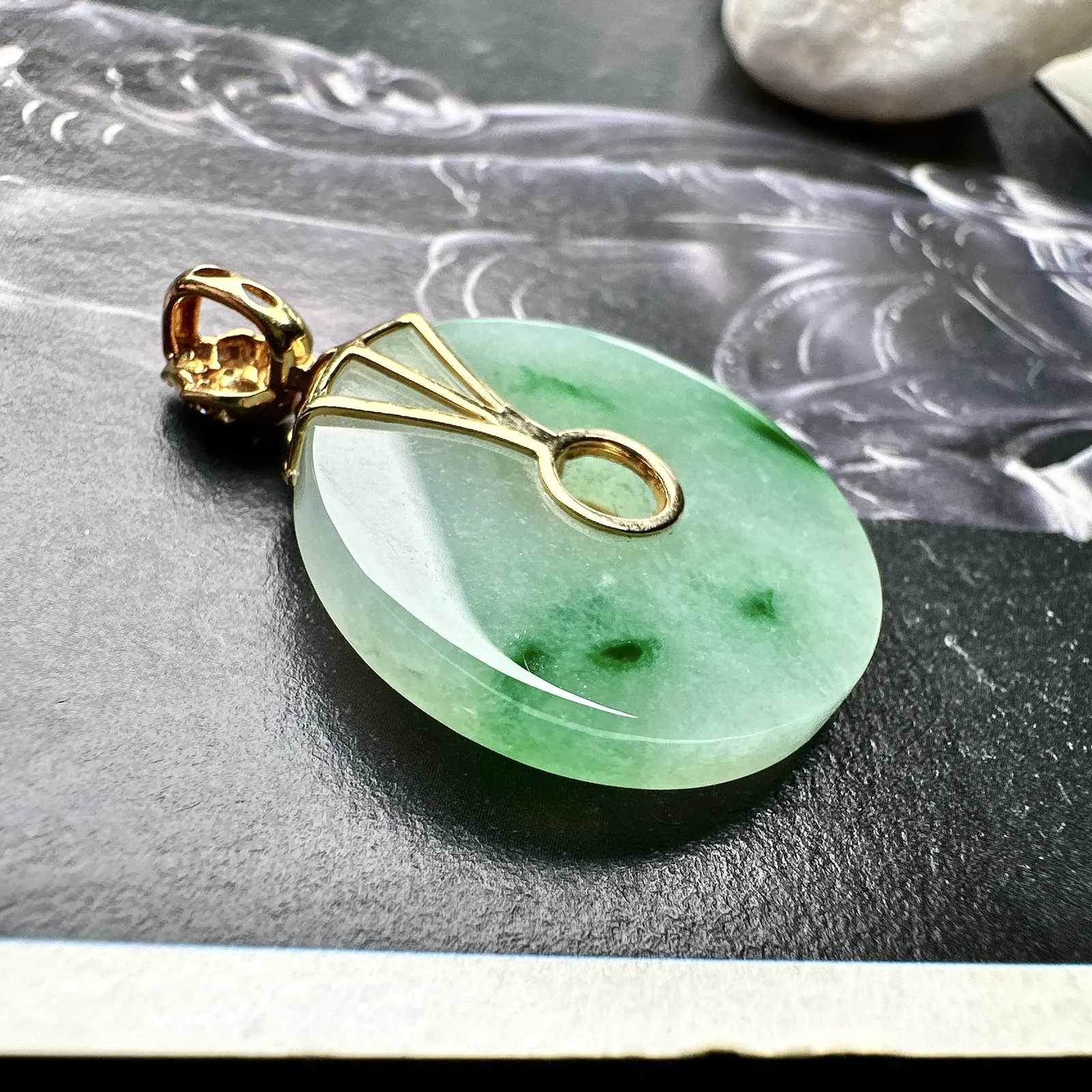 【冰糯种飘绿圆无事牌】质地细腻，种水色俱全，冰透闪亮，18k金钻镶嵌，裸石尺寸毫米