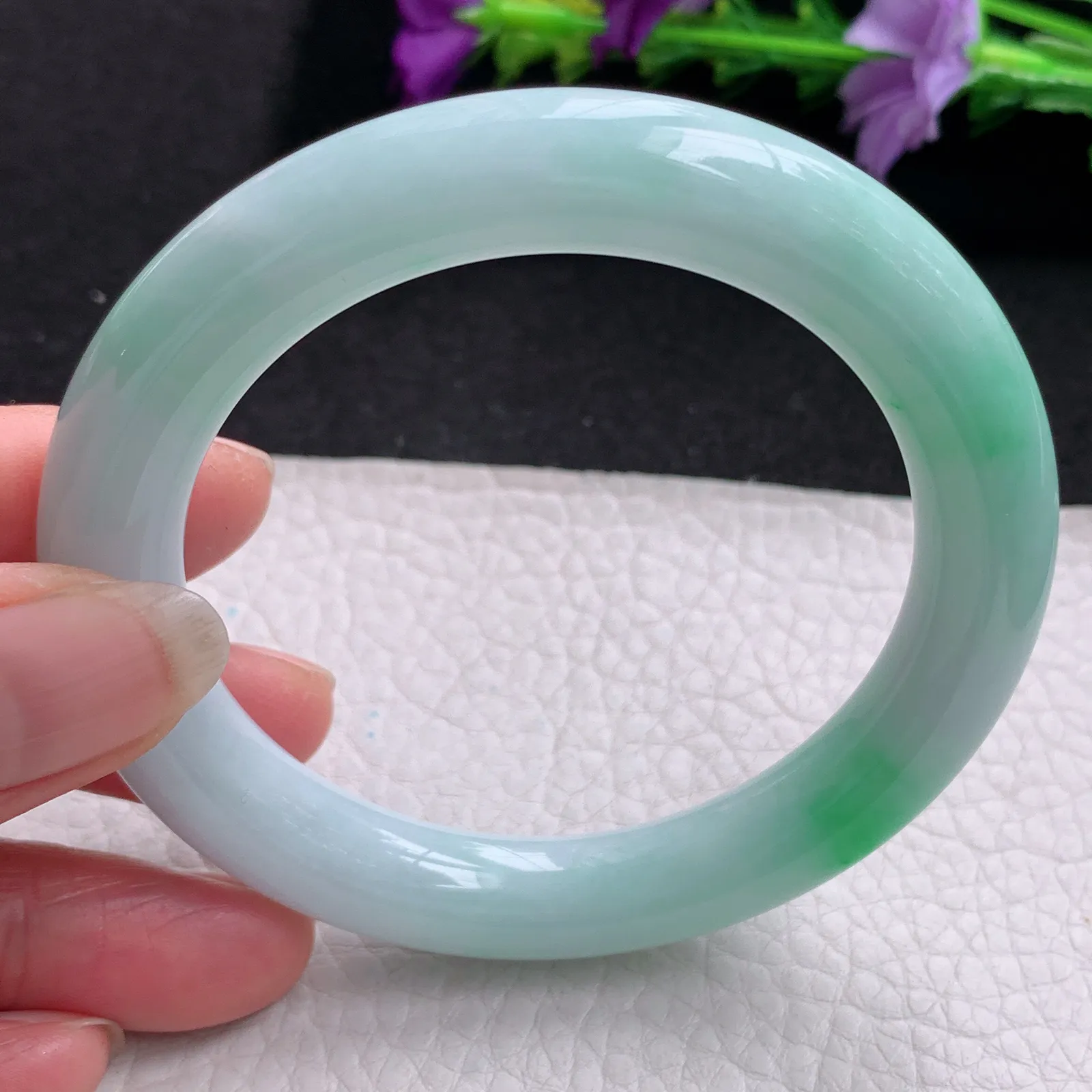 yh实拍56.5*10.5美人镯 天然缅甸翡翠白底青水润圆条玉手镯 玉手环