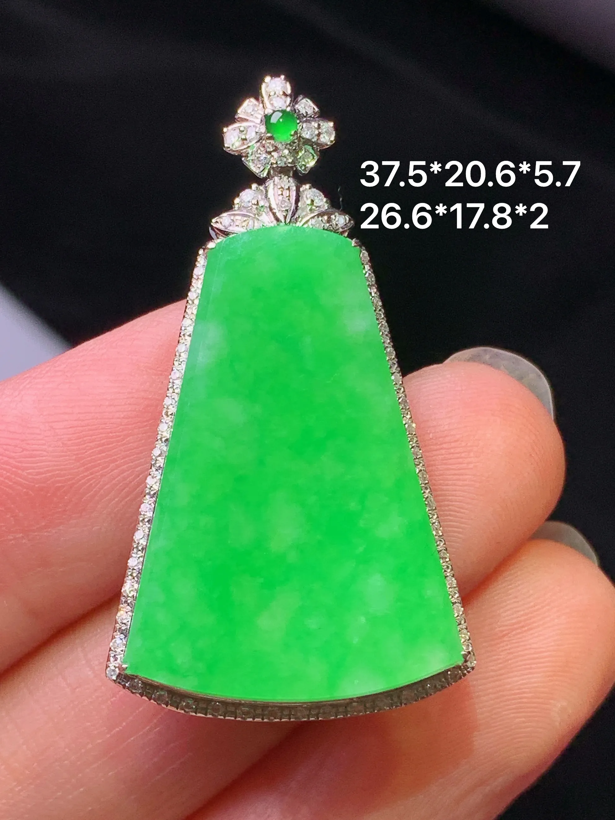 18k金钻镶嵌翠绿无事牌吊坠 玉质细腻 色泽艳丽清新 整体尺寸37.5*20.6*5.7