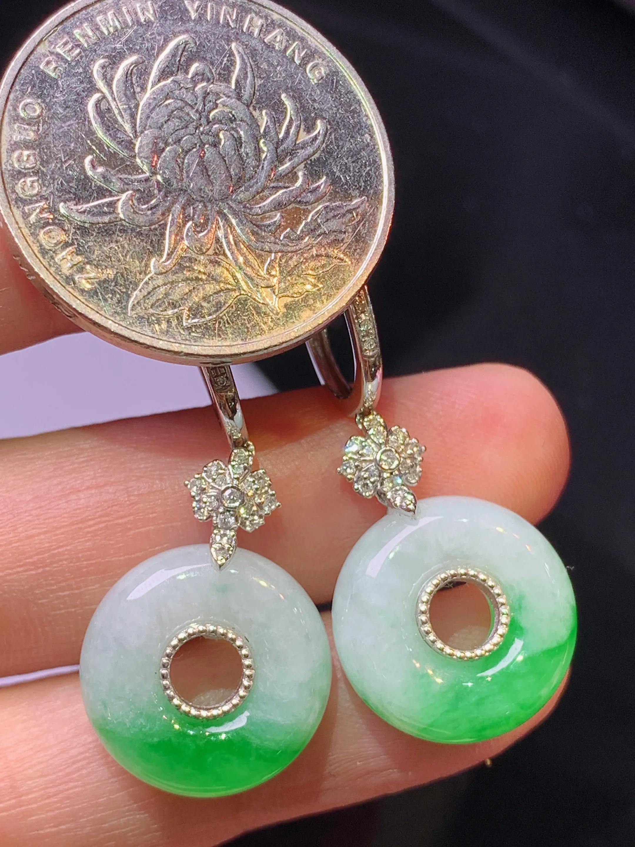 18k金钻镶嵌飘绿平安环耳坠 玉质细腻 色泽艳丽清新 整体尺寸32.5*15.5*6.5