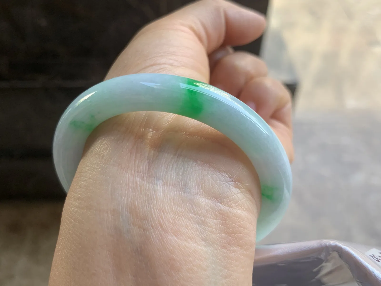 52-9.5-8.8mm
带色圆条手镯 底子细腻 颜色漂亮