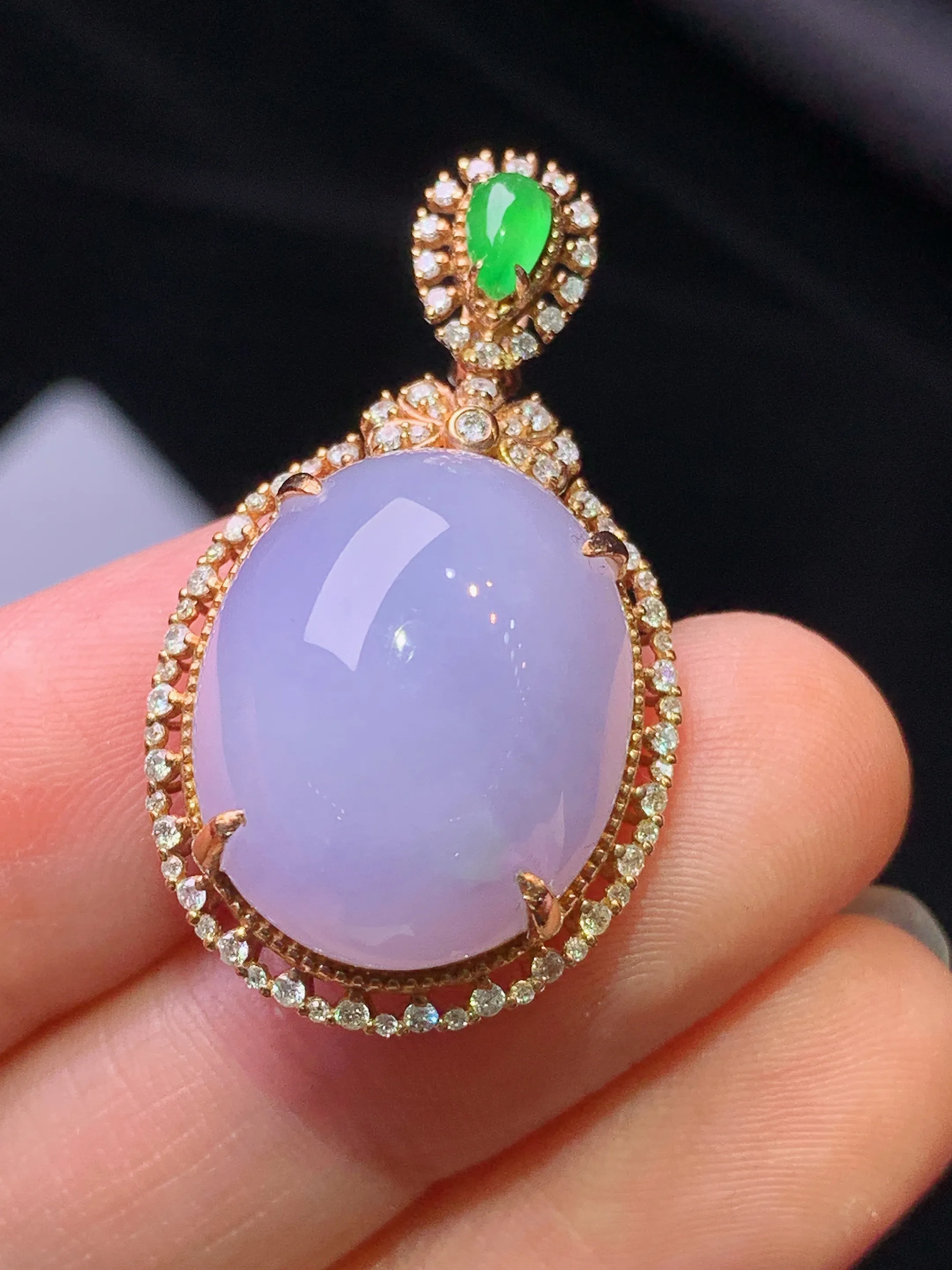 18k金钻镶嵌紫罗兰蛋面吊坠 玉质细腻 色泽艳丽清新 整体尺寸32.8*18.6*11.8