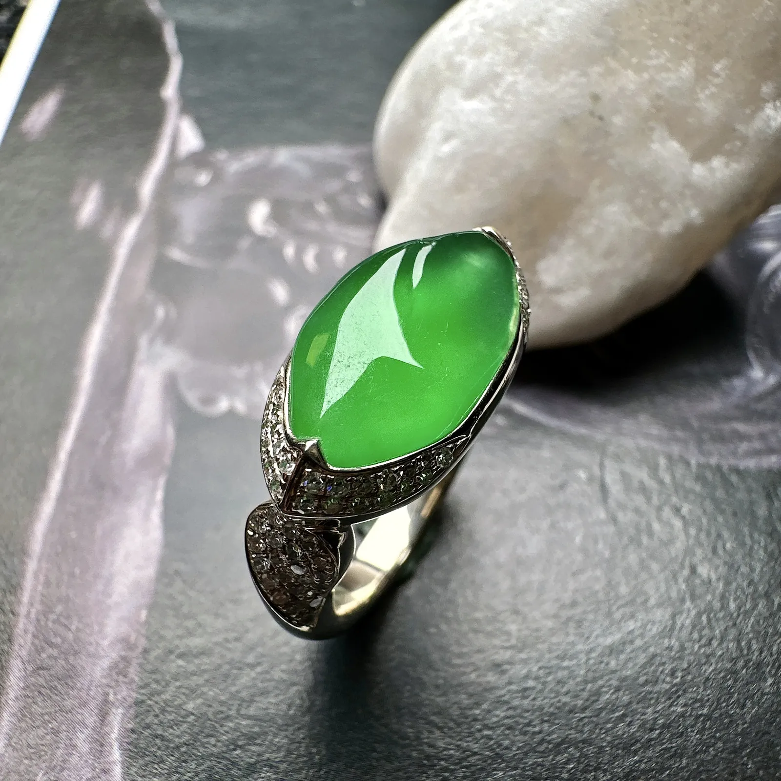 【冰种满绿随形戒指】质地均匀细腻，冰润起光，胶感强烈，颜色娇艳，18K金钻精美镶嵌，裸石尺寸9.6*5.7*2.6毫米，圈口可改