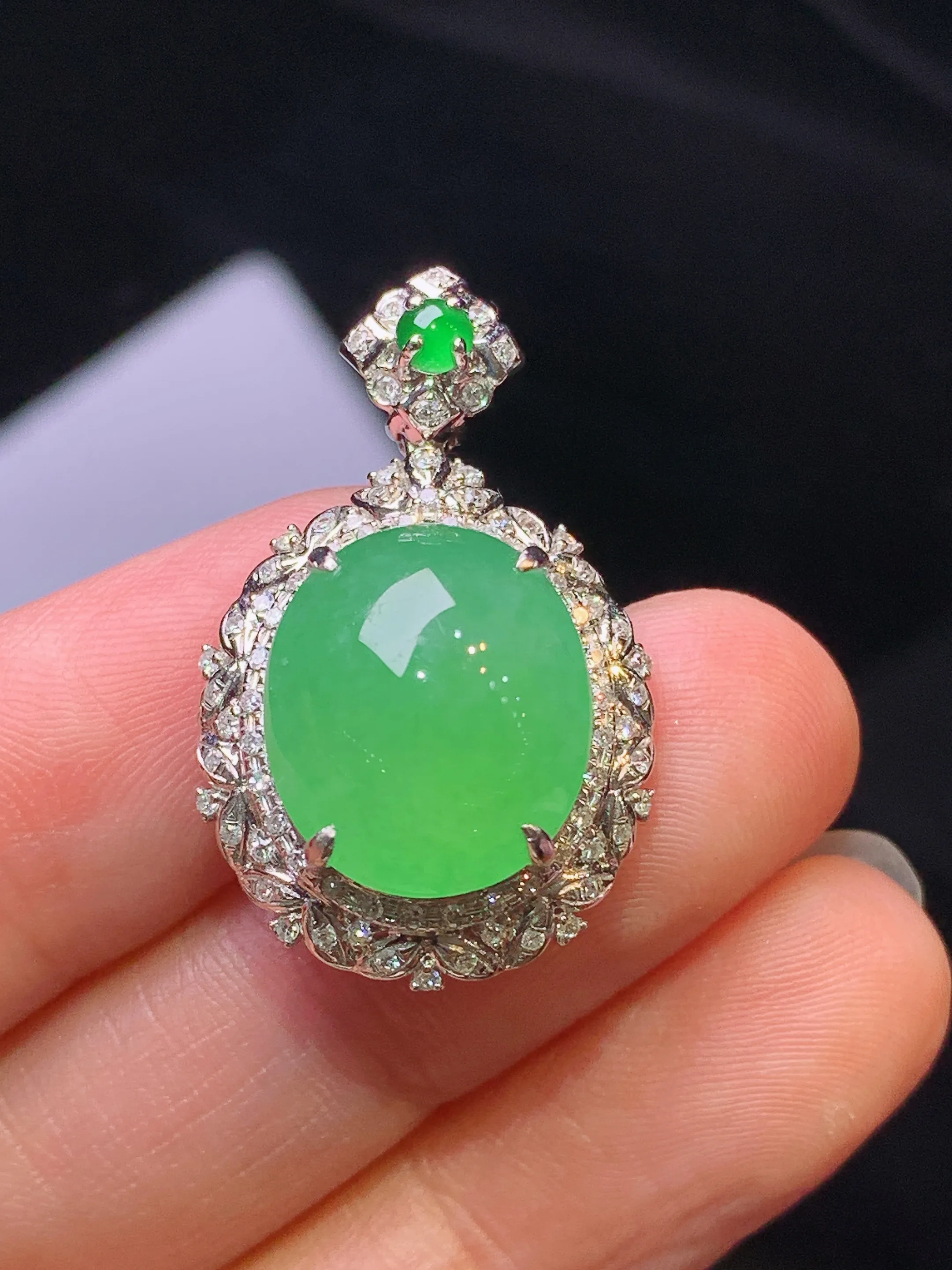 18k金钻镶嵌翠绿蛋面吊坠 玉质细腻 色泽艳丽清新 整体尺寸29*18*11.2