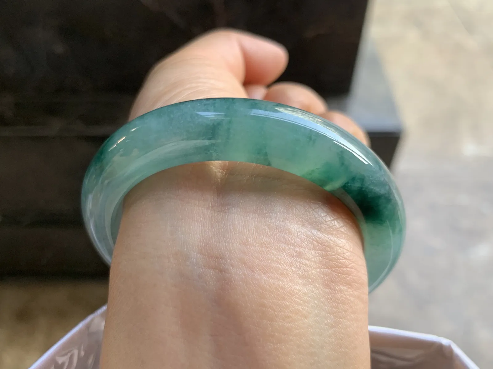 54-11.6-8.7mm
冰种蓝底飘花手镯 水润光泽 底色漂亮 花色独特 推荐