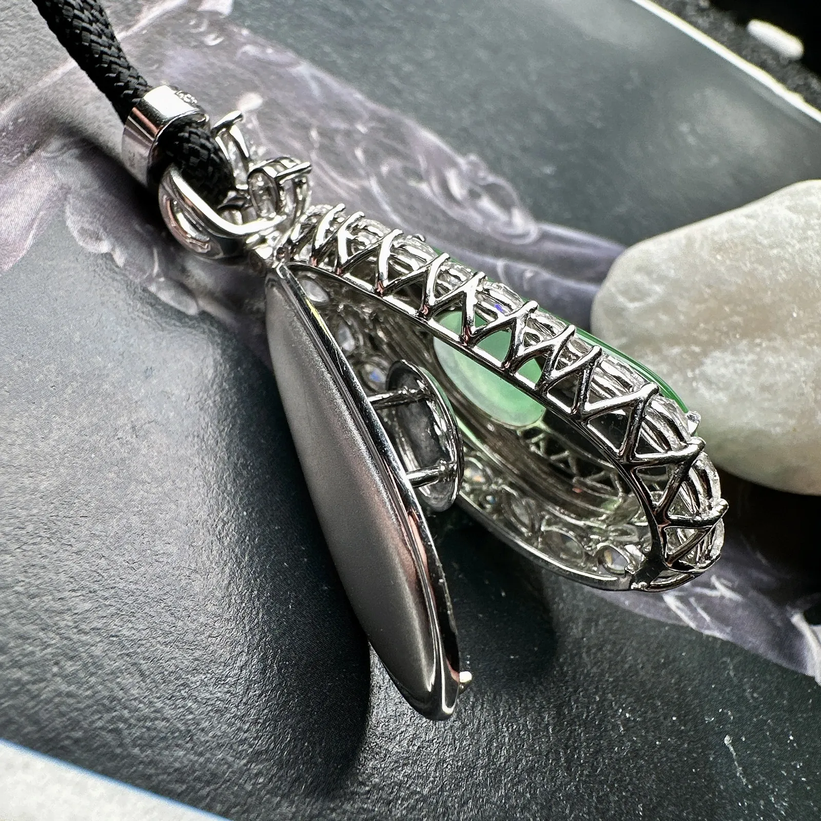 【冰种满绿福豆吊坠】木那绿老料，种地上乘，冰感十足，通透起光，饱满圆润，收藏品质，18k金钻镶嵌，裸石尺寸28*12.5*6毫米