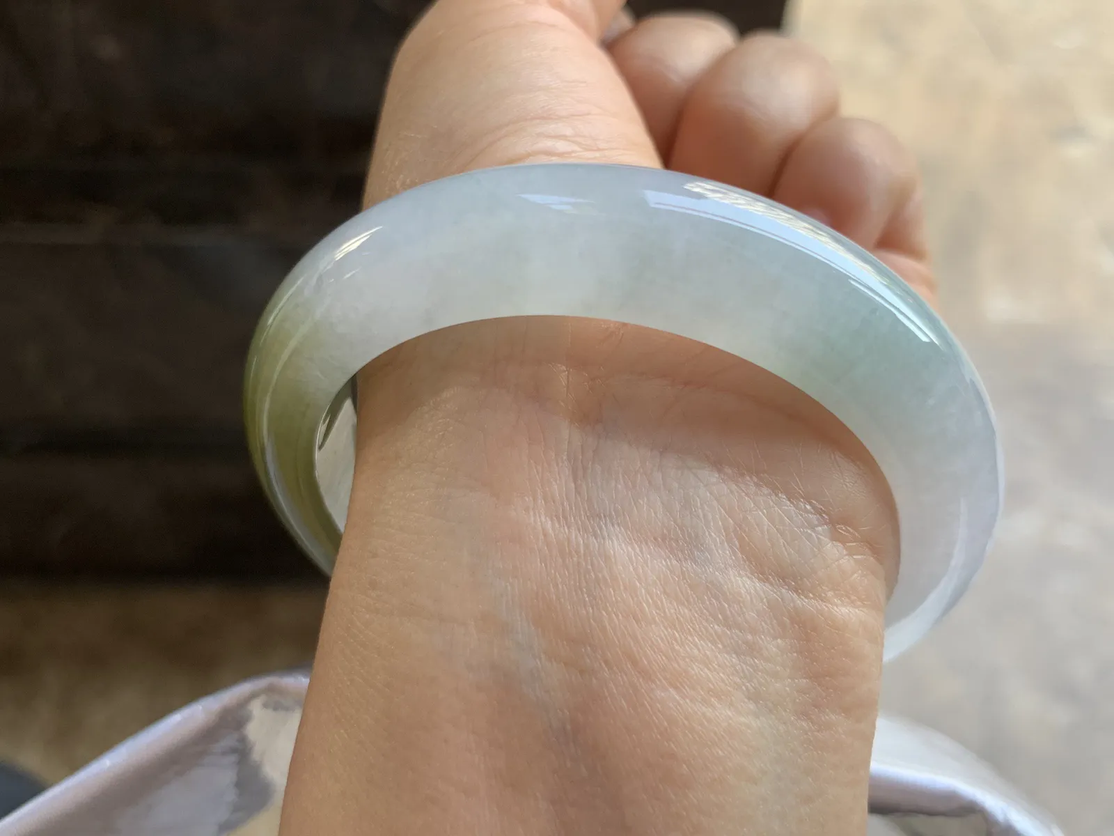 58.5-12.9-9.2mm
冰黄翡手镯 颜色漂亮 水润 上手大气