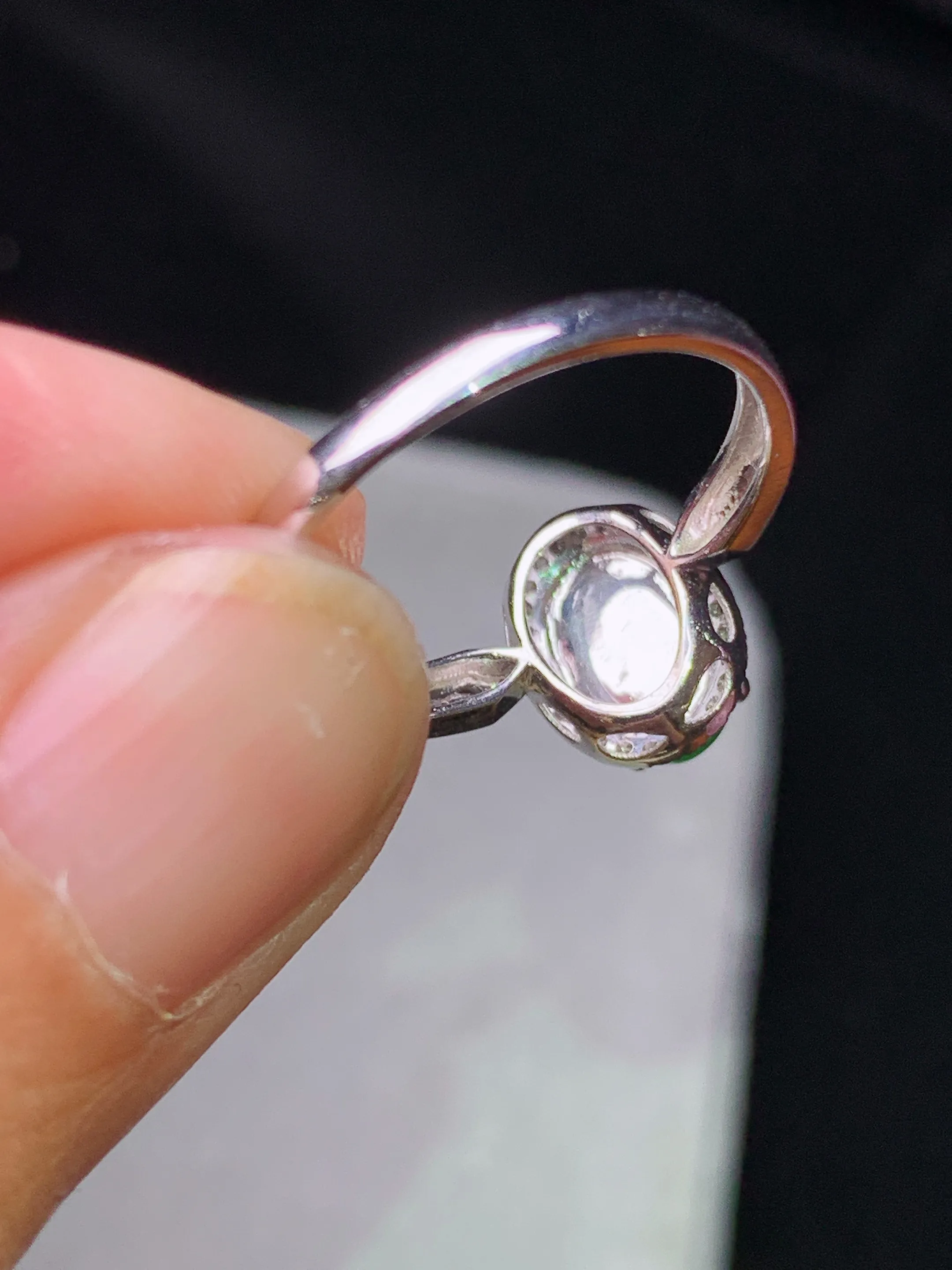 18k金钻镶嵌翠绿蛋面戒指 玉质细腻 色泽艳丽清新 圈口11 整体尺寸10*7.7*6.3