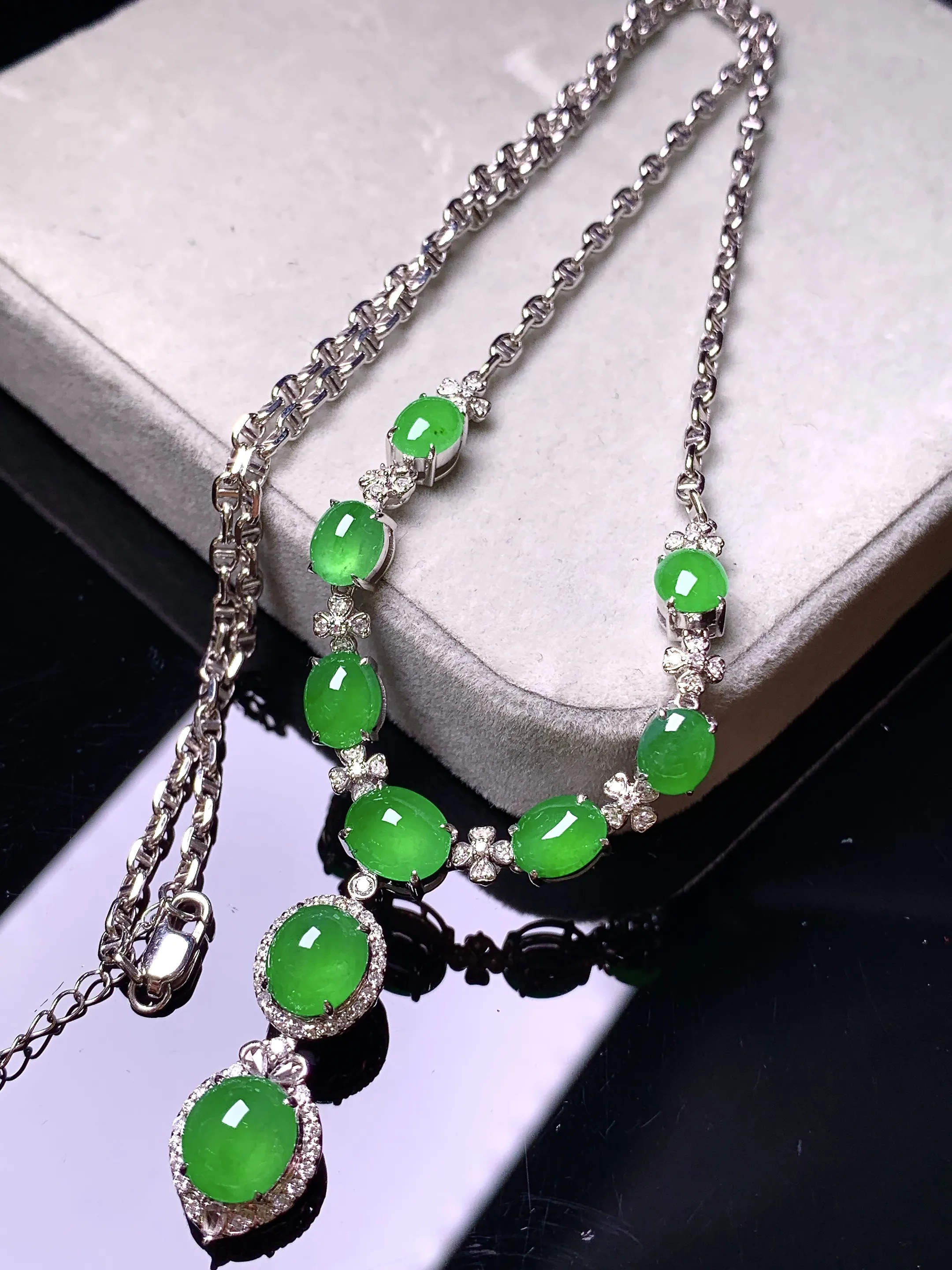 18k金钻镶嵌满绿蛋面锁骨项链 玉质细腻 色泽艳丽清新 整体尺寸68*10*7.5