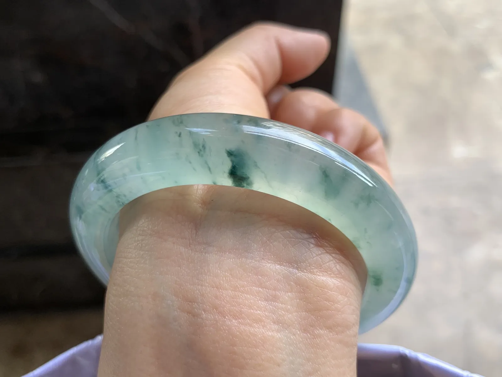 56-12.2-10mm
冰种飘花手镯 冰透莹润 起胶感 花色独特漂亮