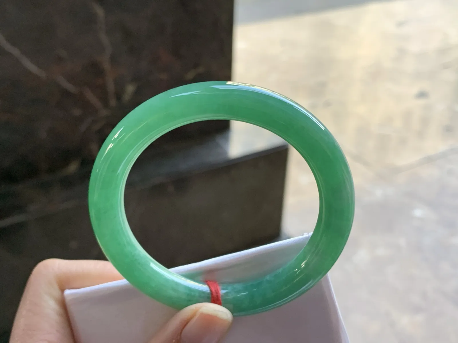 53-9.2-8.6

绿色圆条手镯^_^鲜艳 玉质温润