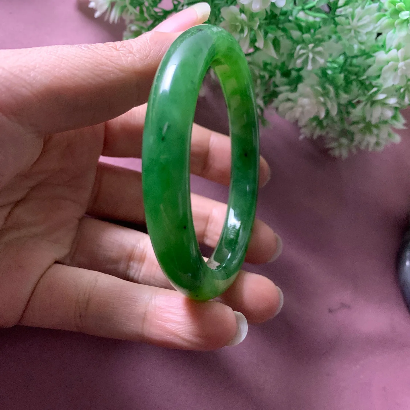 和田玉59圈口碧玉苹果绿手镯【挽间柔情】，镯型古朴典雅。在诗情画意的雨巷相遇，你是我腕间的一抹风情，