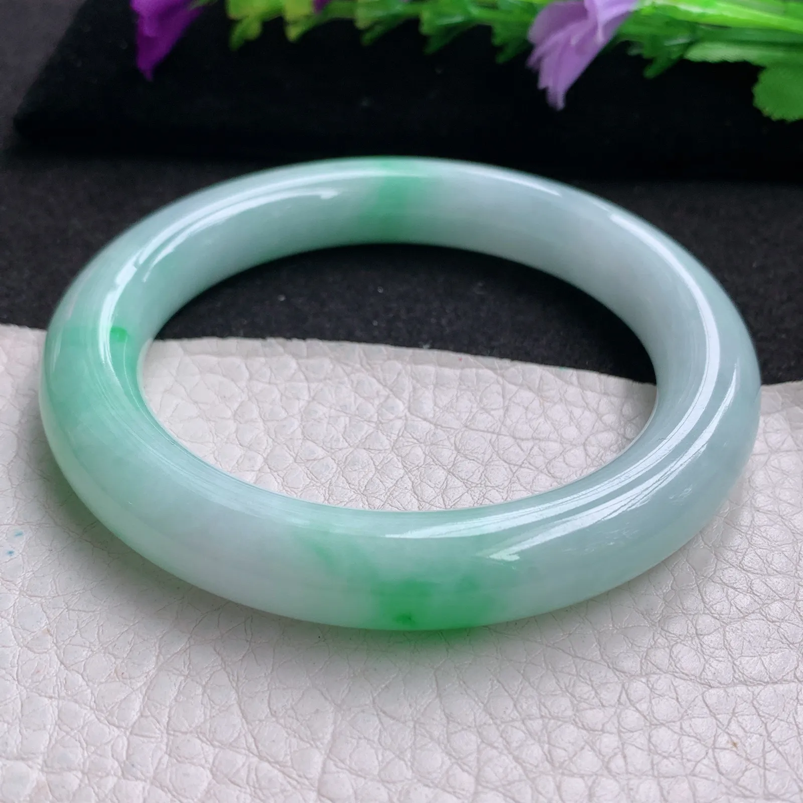 yh实拍56.5*10.5美人镯 天然缅甸翡翠白底青水润圆条玉手镯 玉手环