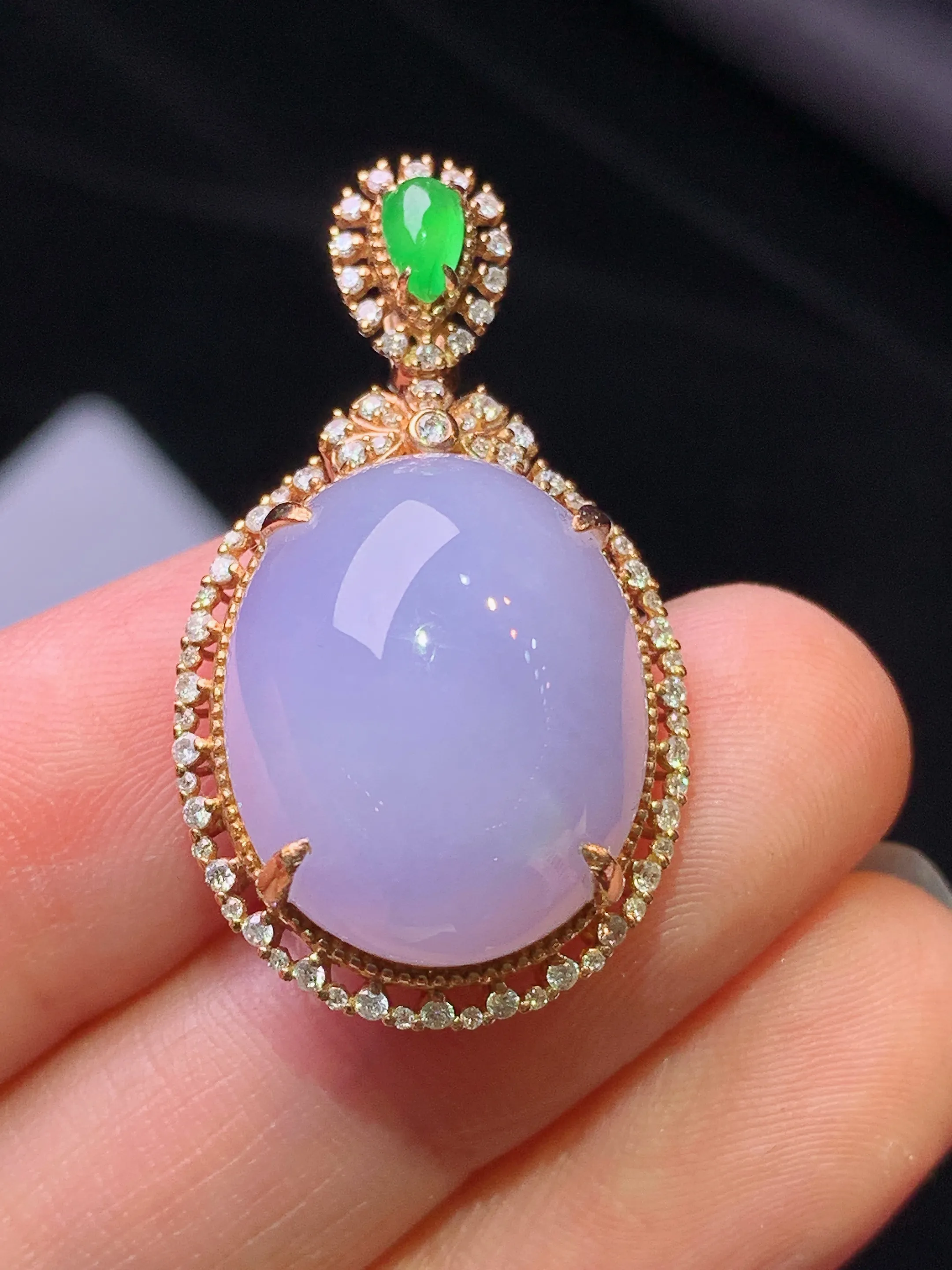 18k金钻镶嵌紫罗兰蛋面吊坠 玉质细腻 色泽艳丽清新 整体尺寸32.8*18.6*11.8