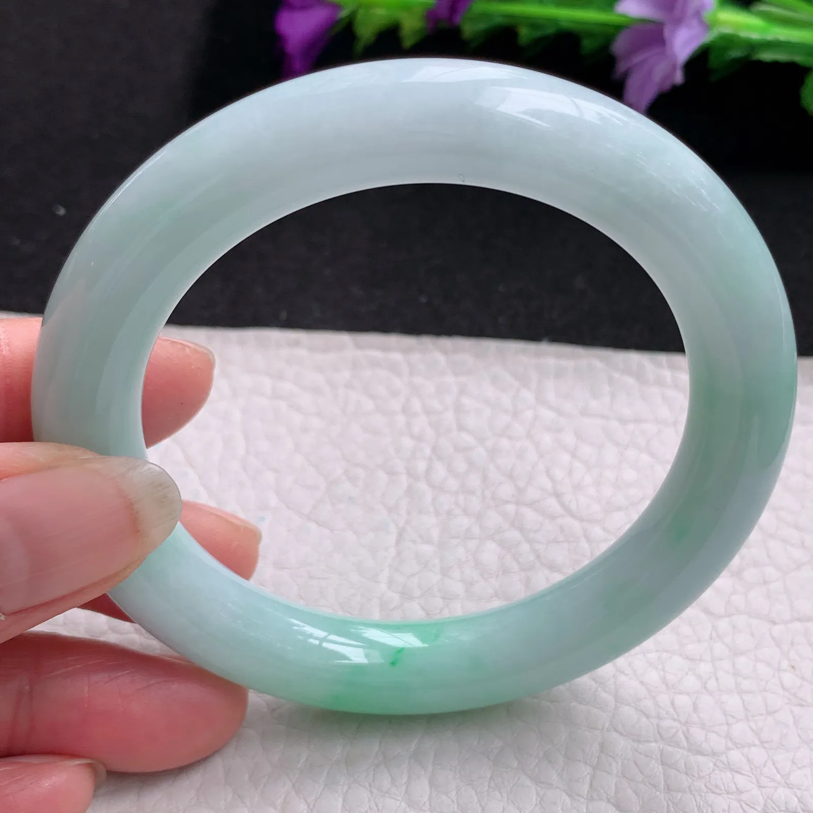 yh实拍56.5*10.5美人镯 天然缅甸翡翠白底青水润圆条玉手镯 玉手环