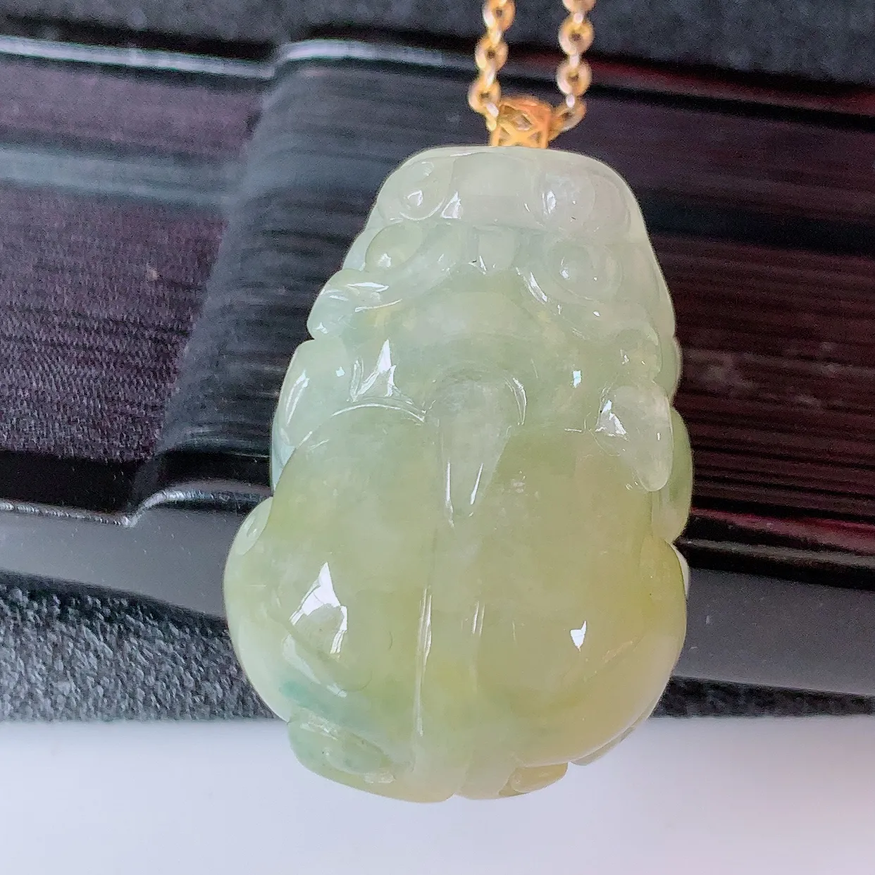 自然光实拍，18K金镶嵌冰黄翡翡翠招财貔貅吊坠，民间有“一摸貔貅运程旺盛，再摸貔貅财运滚滚，三摸貔貅平步青云 ”的美好祝愿。#1.16整体30*裸石24.5-18*12