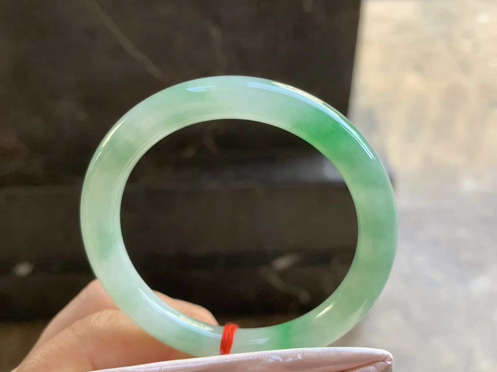 50.5-8mm
带色圆条手镯 底子细腻 水润 颜色漂亮