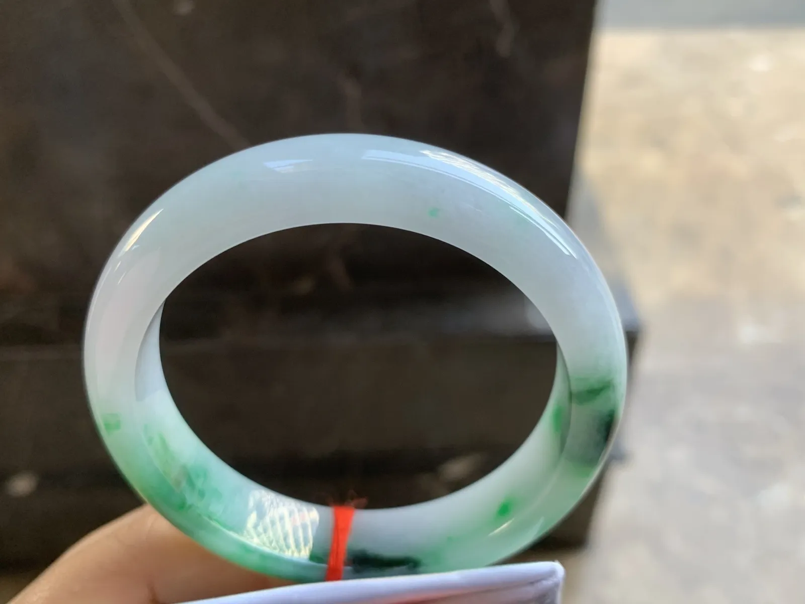 57-13.2-8.3mm
带色手镯 底子细腻 颜色辣绿 推荐