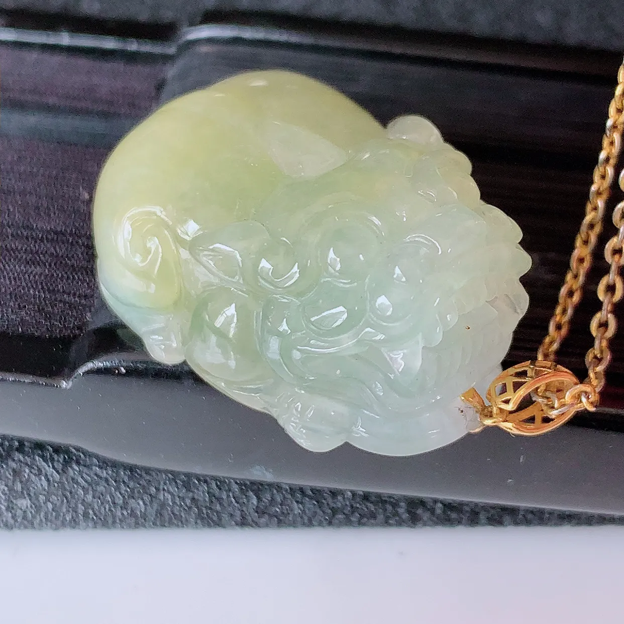 自然光实拍，18K金镶嵌冰黄翡翡翠招财貔貅吊坠，民间有“一摸貔貅运程旺盛，再摸貔貅财运滚滚，三摸貔貅平步青云 ”的美好祝愿。#1.16整体30*裸石24.5-18*12