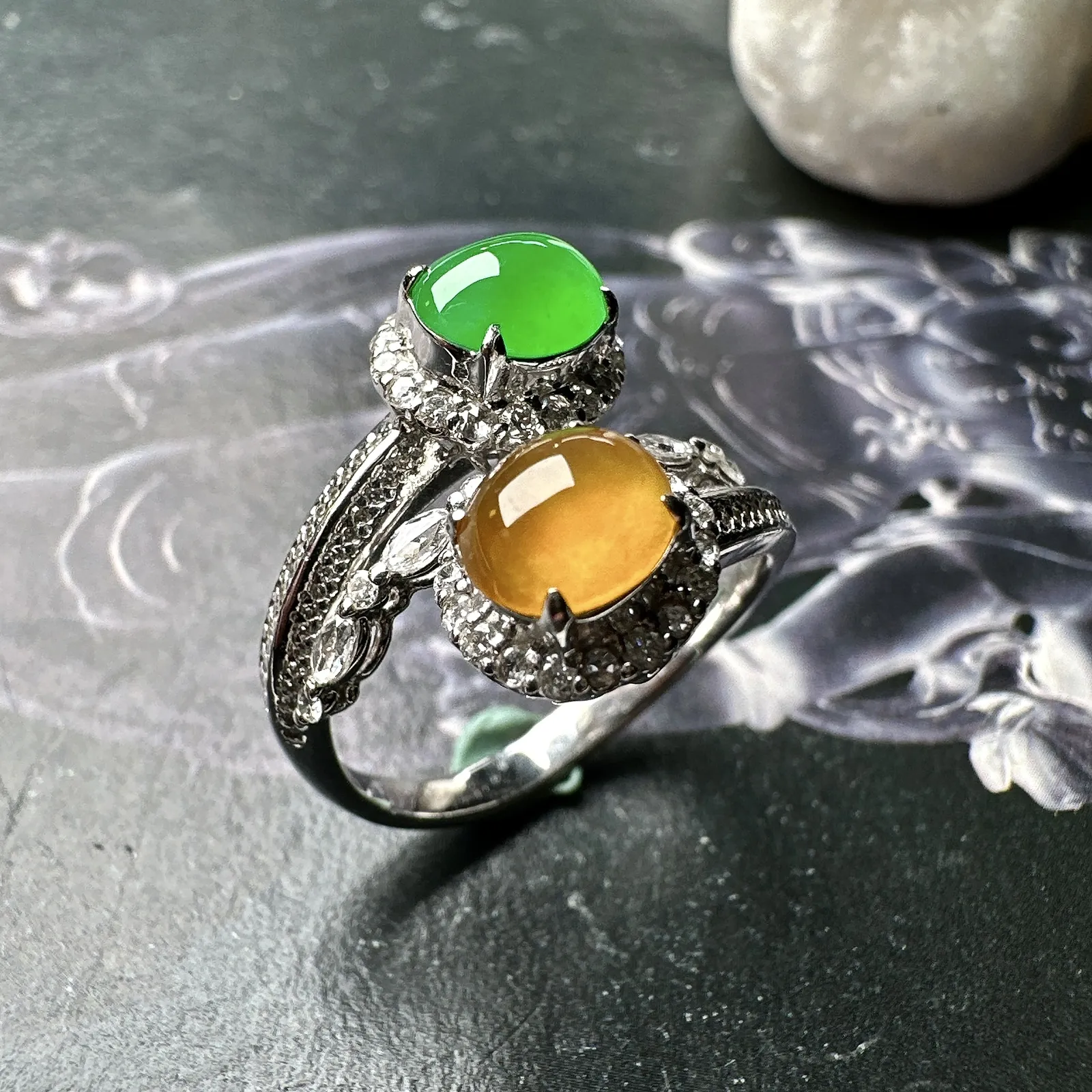 【冰种黄绿蛋面戒指】质地细腻，饱满度很好，晶莹剔透，18k金钻镶嵌，裸石尺寸7*5.8*3.8毫米