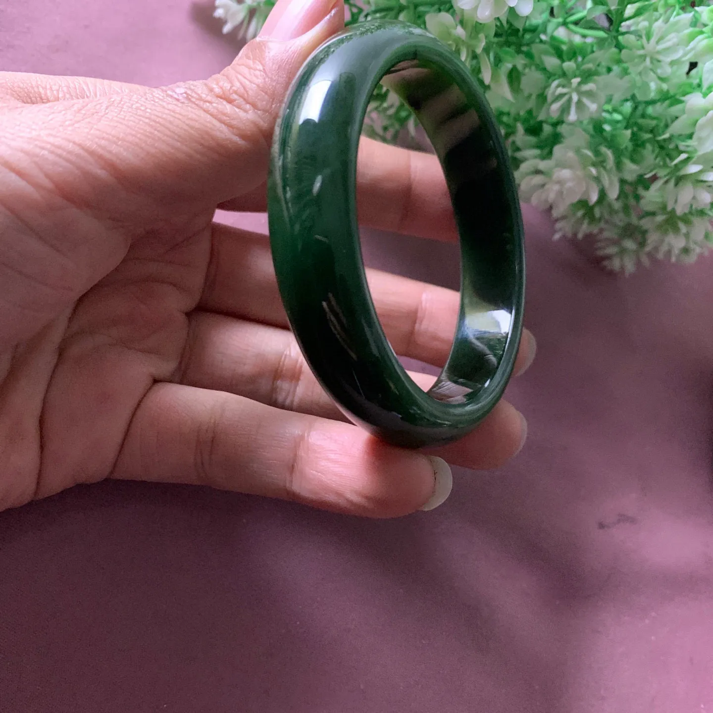 和田玉58.6圈口碧玉菠菜绿宽条手镯【挽间柔情】，镯型古朴典雅。在诗情画意的雨巷相遇，你是我腕间的一抹风情，有你眸有深情.清风荡漾湖间静水，我愿俯身低眉，在烟波涟漪处寻