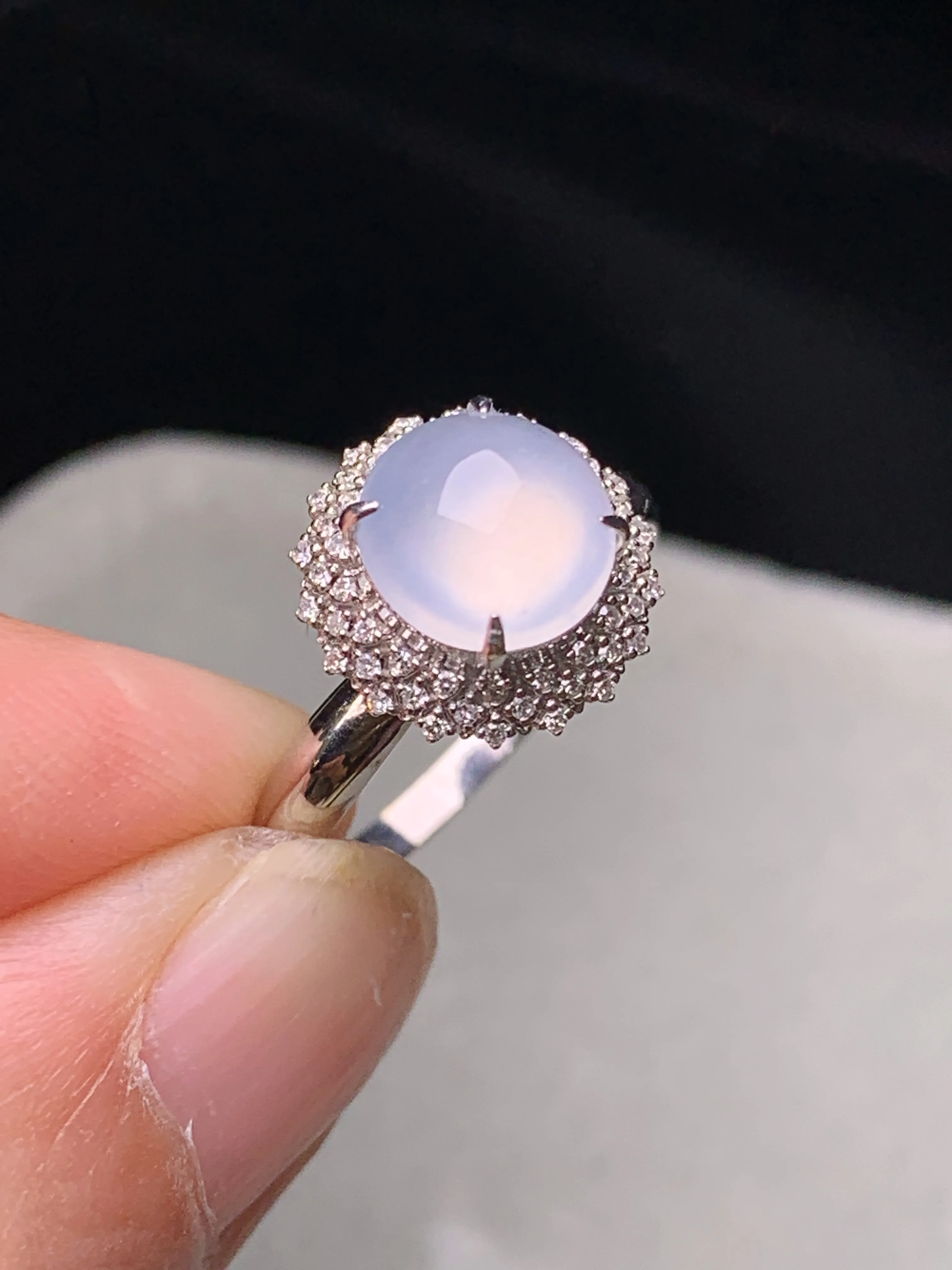 18k金钻镶嵌冰种蛋面戒指 玉质细腻 色泽艳丽清新 圈口13.5 整体尺寸11.6*9.5