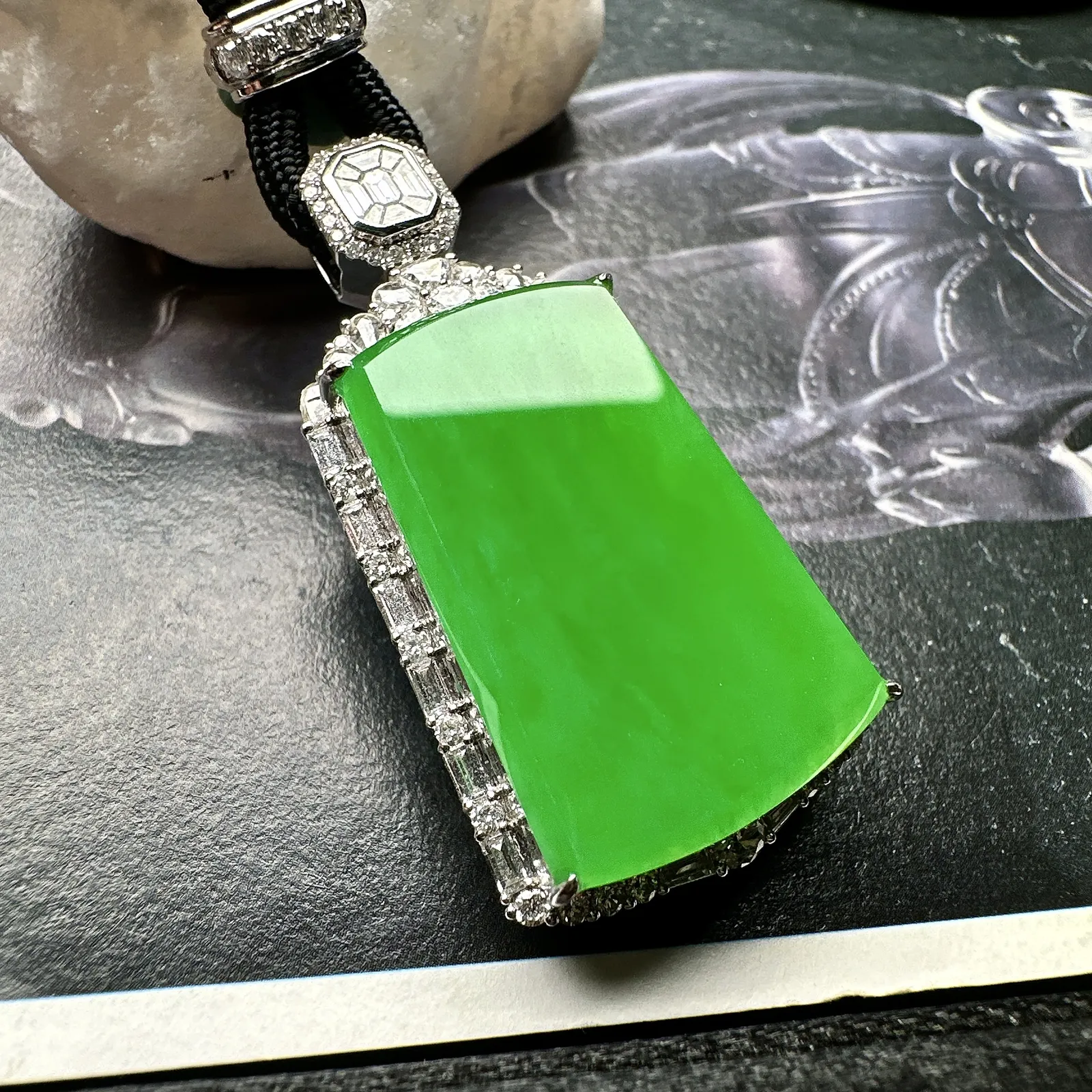 【冰种满绿无事牌】阳绿色泽，种水上乘，通透闪亮，晶莹剔透。18K金钻镶嵌，裸石尺寸26*18.5*2.6毫米。