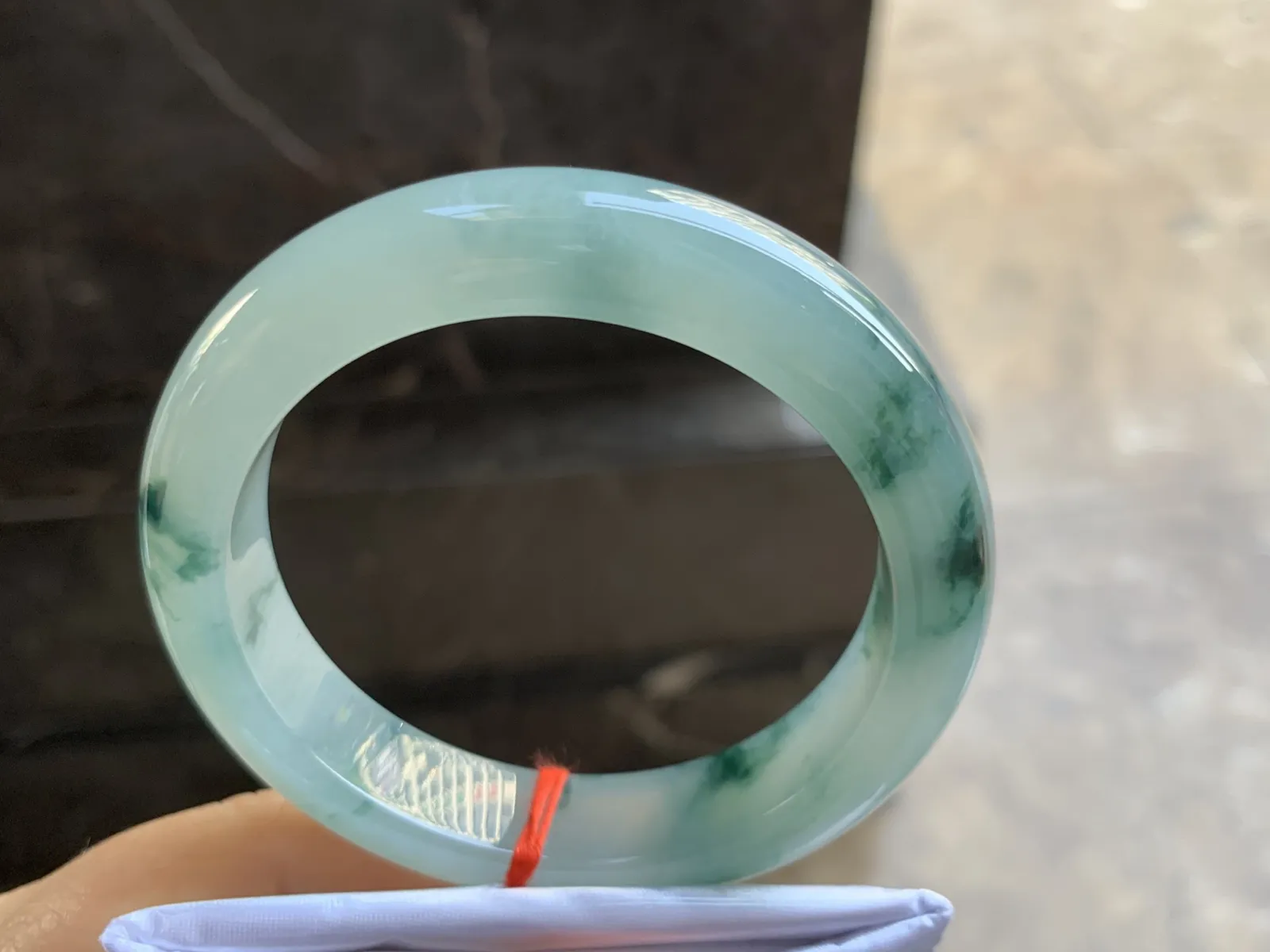 54.5-12.2-8.5mm
糯冰飘花手镯 底子细腻 水润 山水花色 韵味悠长