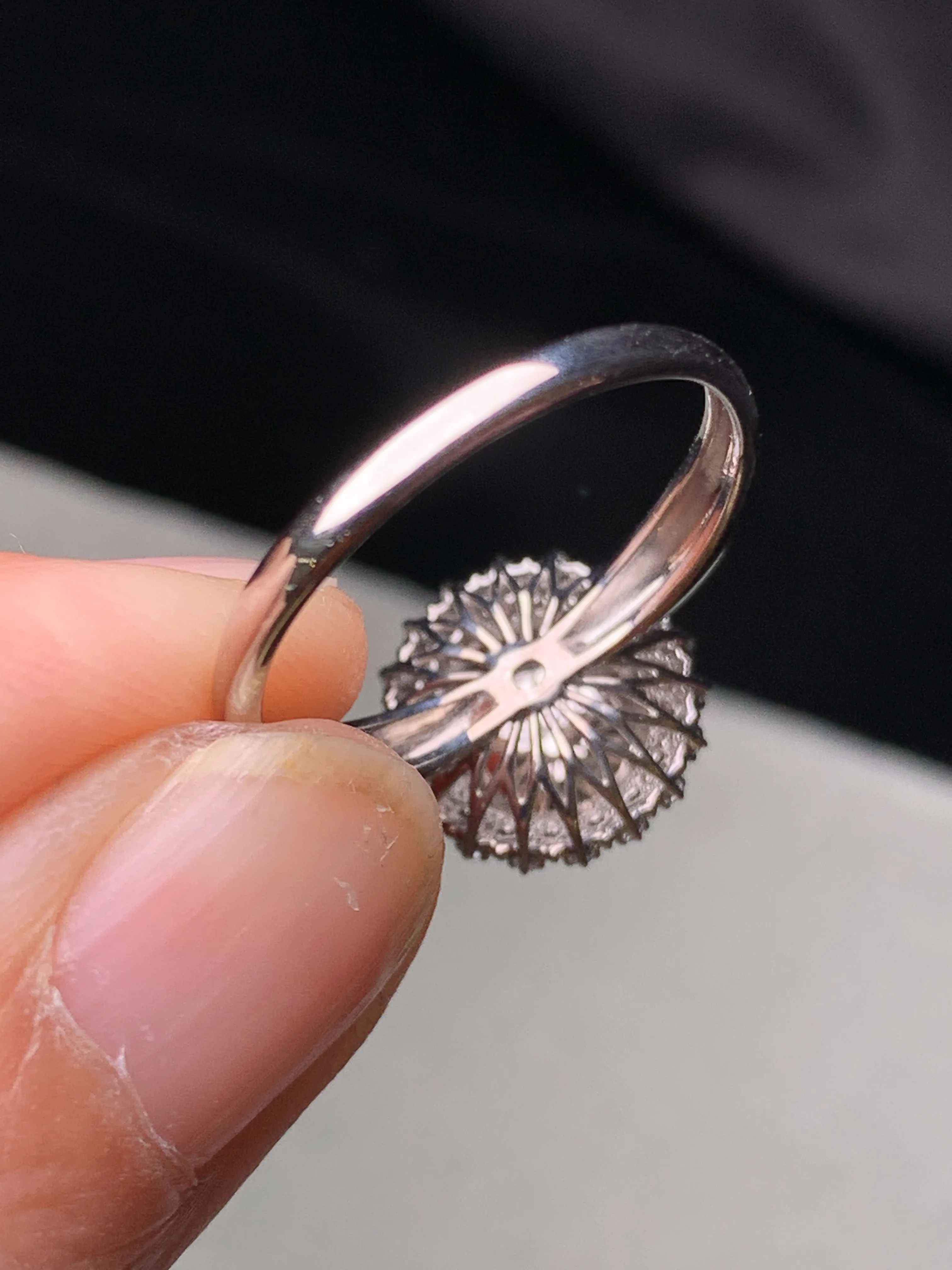 18k金钻镶嵌冰种蛋面戒指 玉质细腻 色泽艳丽清新 圈口13.5 整体尺寸11.6*9.5