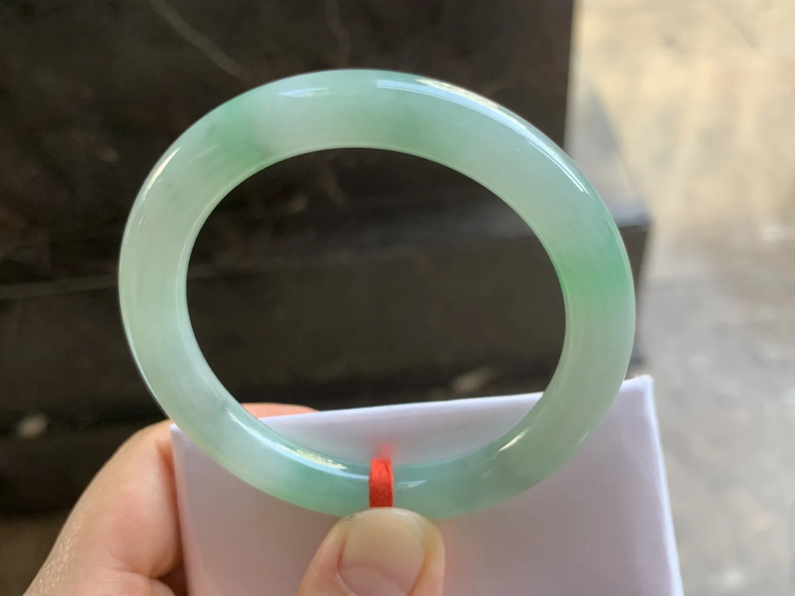 52-8.8mm
糯冰带色圆条手镯 底子细腻 颜色漂亮 性价比推荐