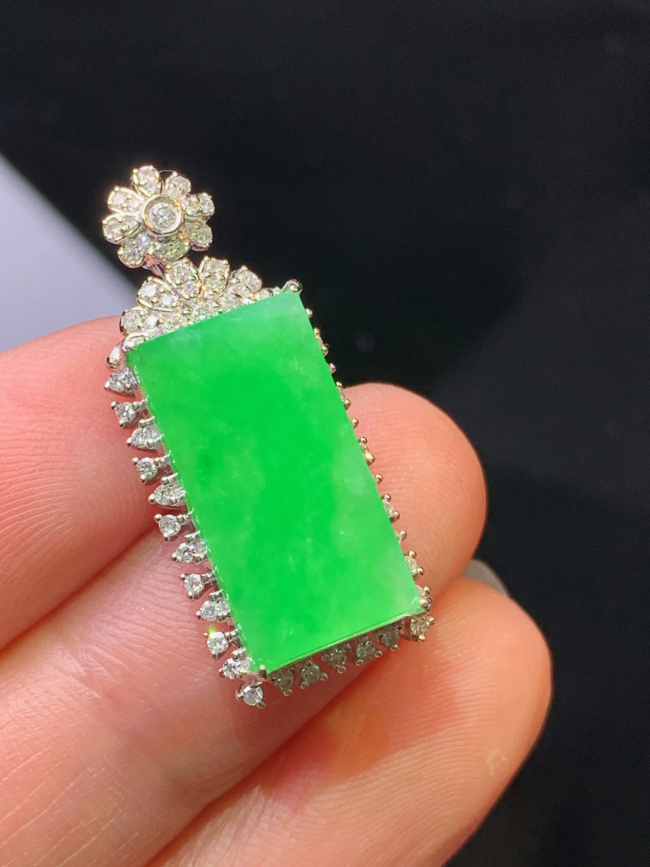 18k金钻镶嵌翠绿无事牌吊坠 玉质细腻 色泽艳丽清新 整体尺寸28.2*11.8*7