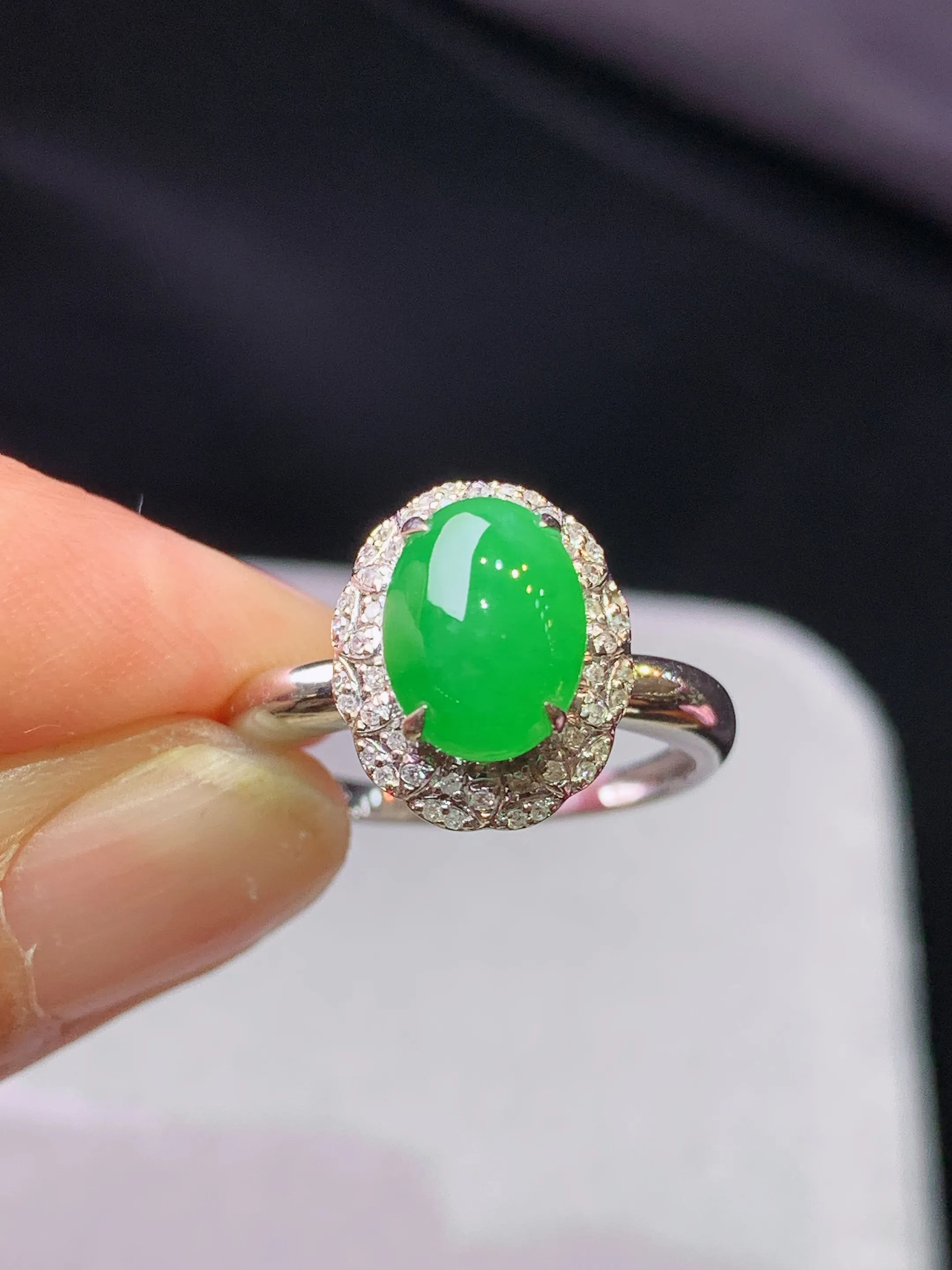18k金钻镶嵌满绿蛋面戒指 玉质细腻 色泽艳丽清新 圈口13.5 整体尺寸12.3*10.2*9.3