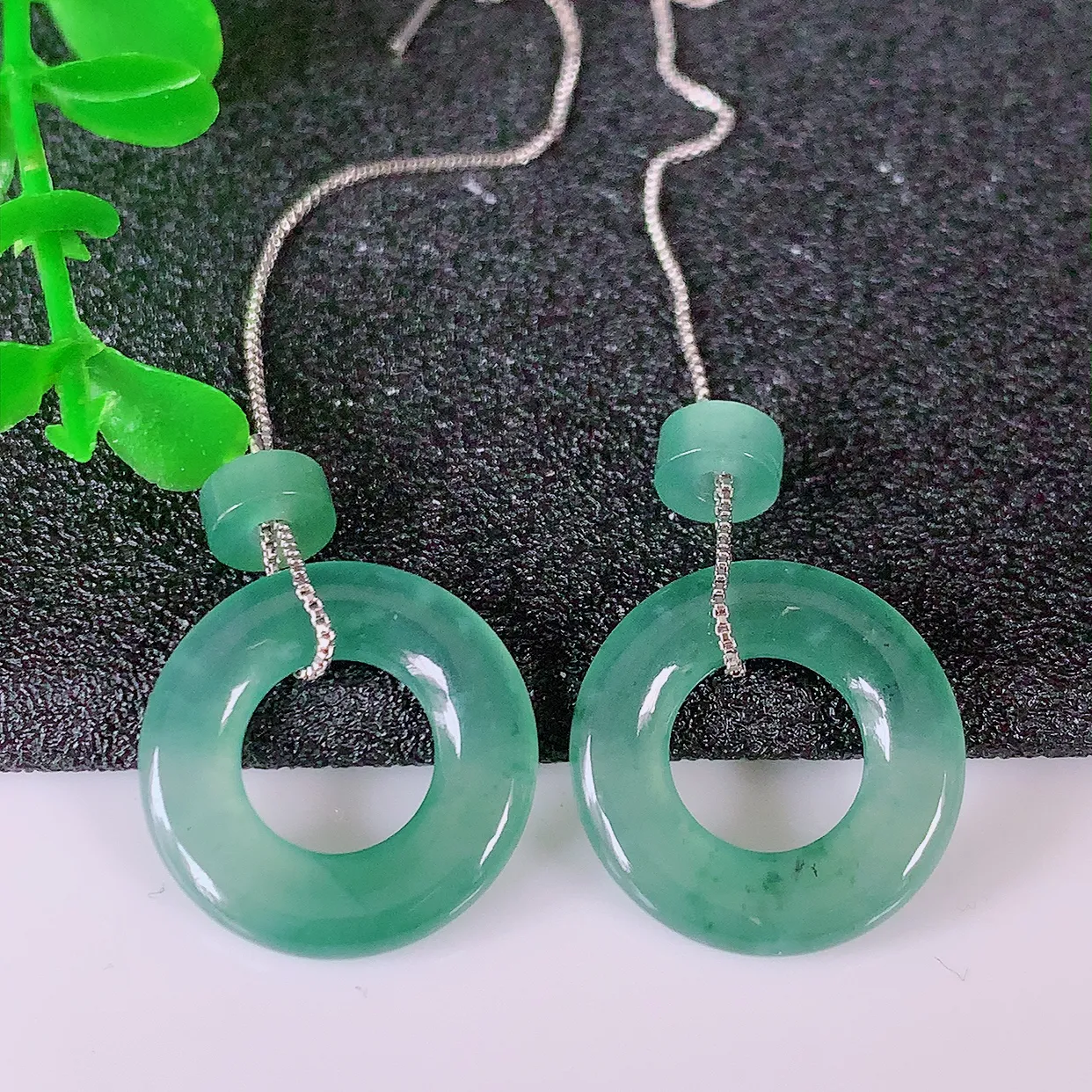 自然光实拍，冰种飘花翡翠一对平安扣耳坠，翠色灵动，玉质细腻，颜色漂亮，品相佳，佩戴佳品！配图银线 #