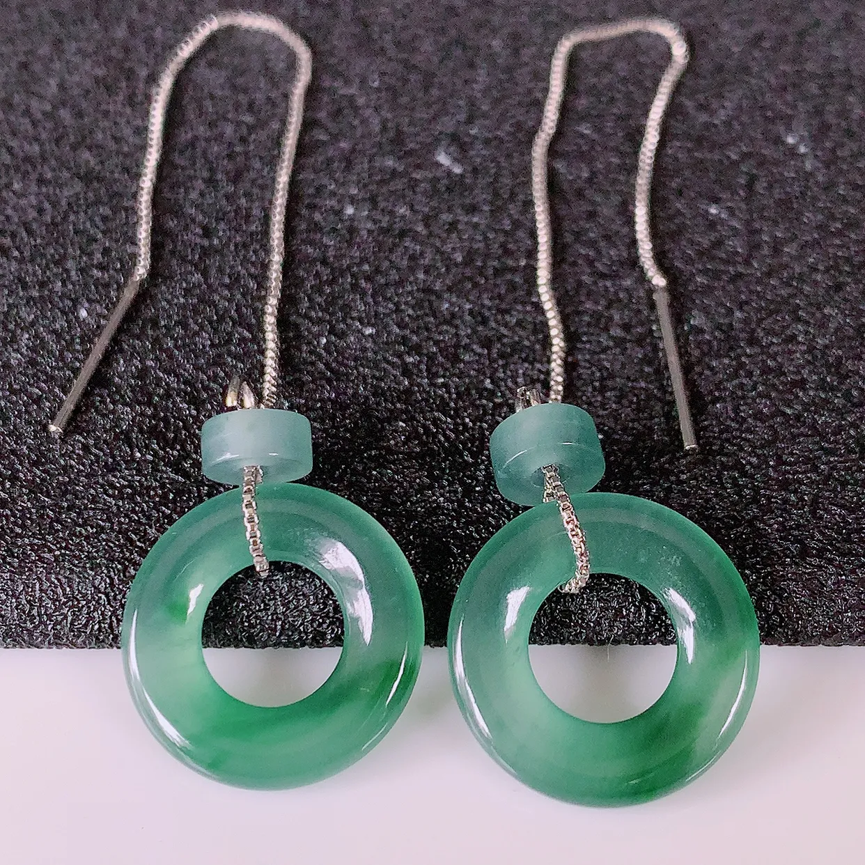 自然光实拍，冰种飘花翡翠一对平安扣耳坠，翠色灵动，玉质细腻，颜色漂亮，品相佳，佩戴佳品！配图银线 #188.2平安扣尺寸15-2.5mm