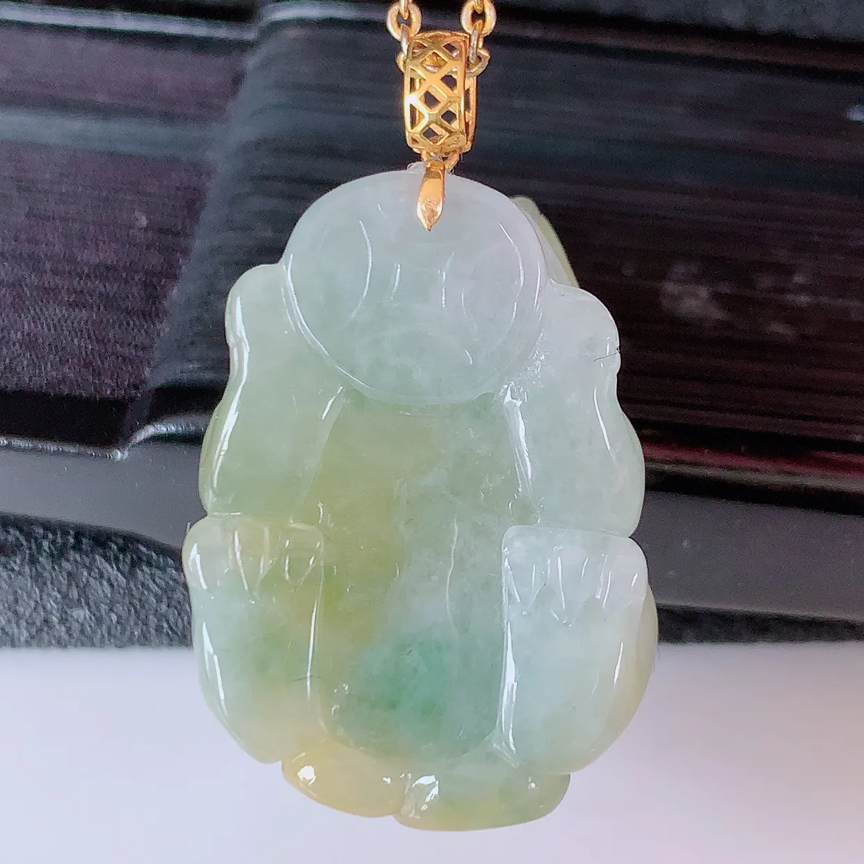 自然光实拍，18K金镶嵌冰黄翡翡翠招财貔貅吊坠，民间有“一摸貔貅运程旺盛，再摸貔貅财运滚滚，三摸貔貅平步青云 ”的美好祝愿。#1.16整体30*裸石24.5-18*12