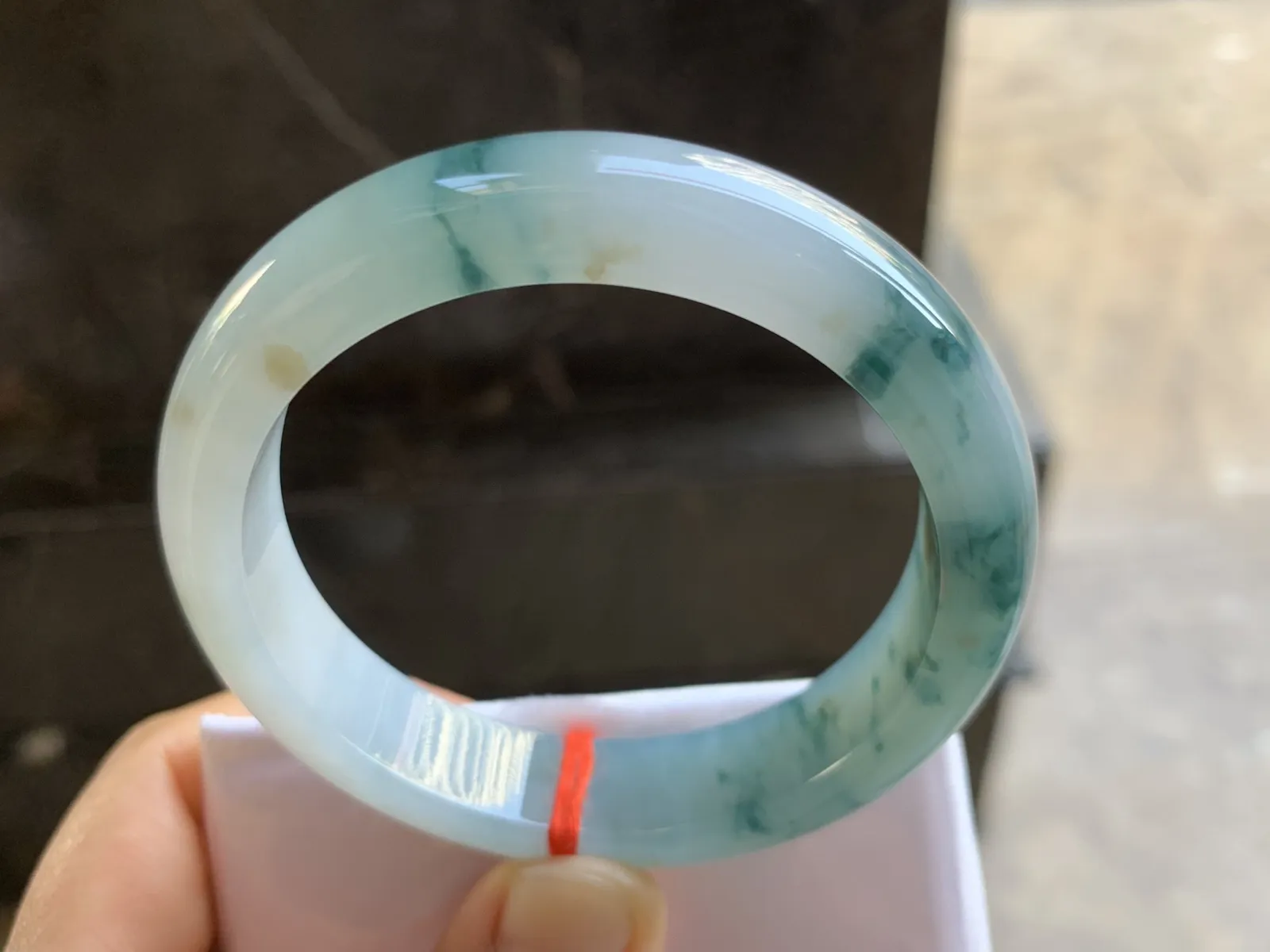 55-12.8-8mm
糯冰飘花手镯 底子细腻 水润 局部撒金