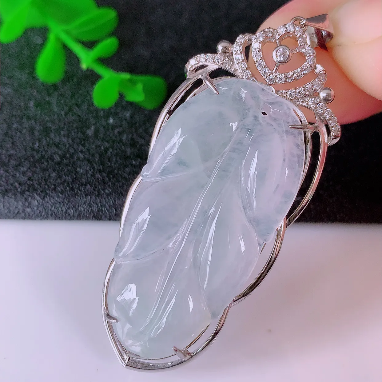 冰种翡翠925银镶嵌叶子吊坠，自然光实拍，翠色灵动，颜色漂亮，种老水足，品相佳，佩戴佳品！#151.2整体54.2*21.5*7裸石36.5*18.5