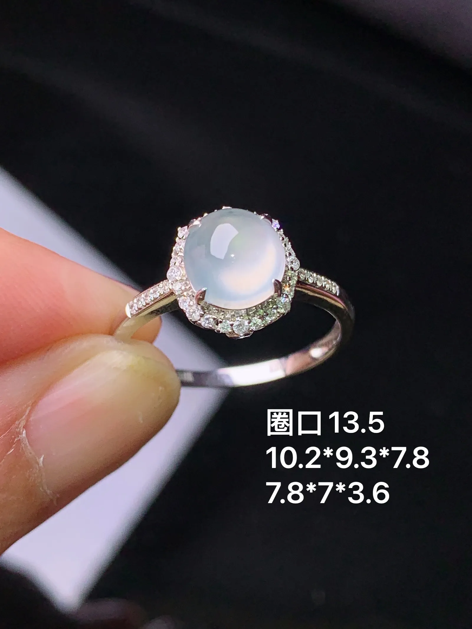 18k金钻镶嵌冰种蛋面戒指 玉质细腻 色泽艳丽清新 圈口13.5 整体尺寸10.2*9.3*7.8